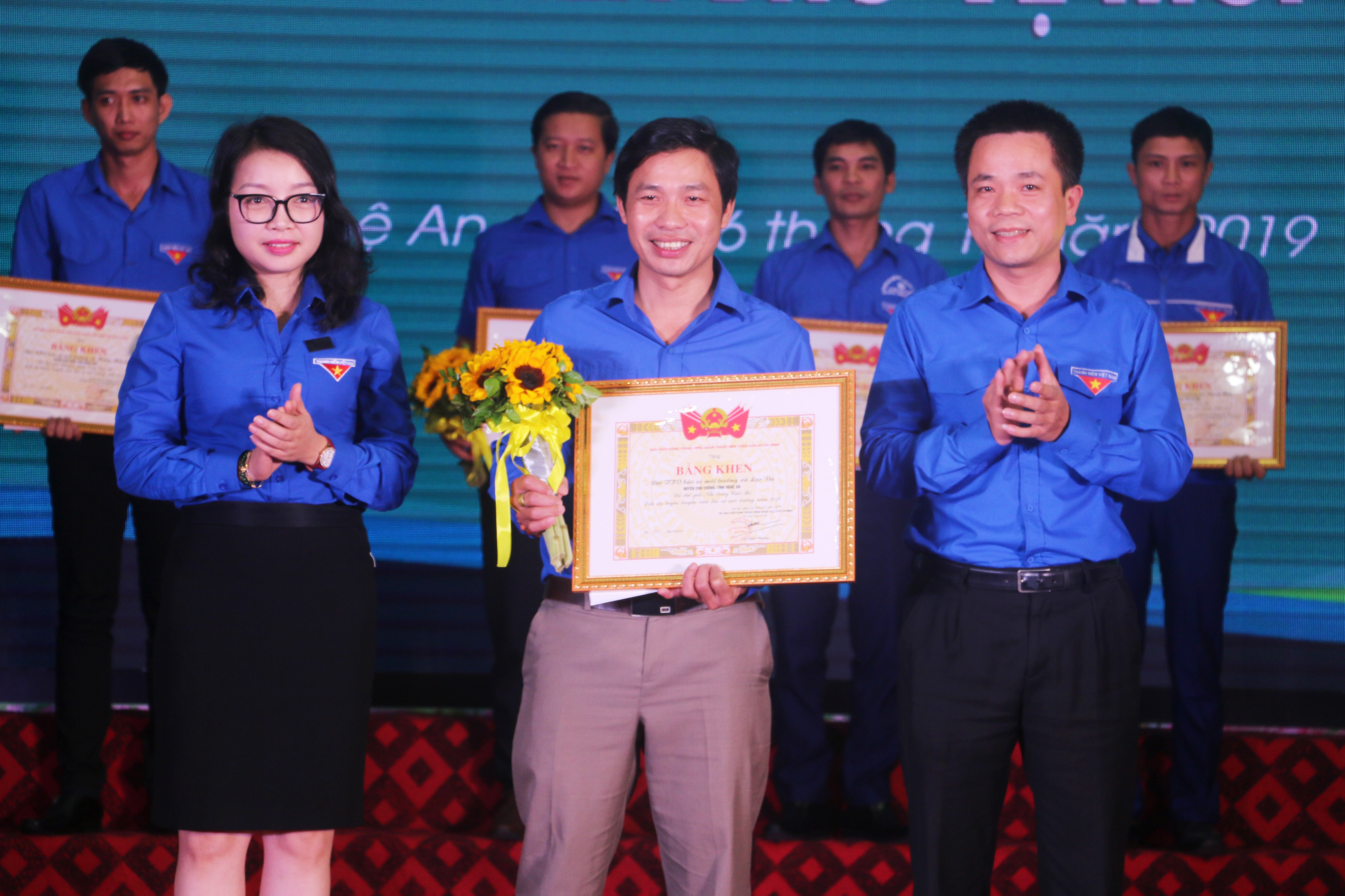 Đội tuyên truyền bảo vệ môi trường xã Lục Dạ, huyện Con Cuông đạt giải Nhì và giải phụ Đơn vị có hình thức tuyên truyền hấp dẫn, sáng tạo nhất. Ảnh: Phương Thúy