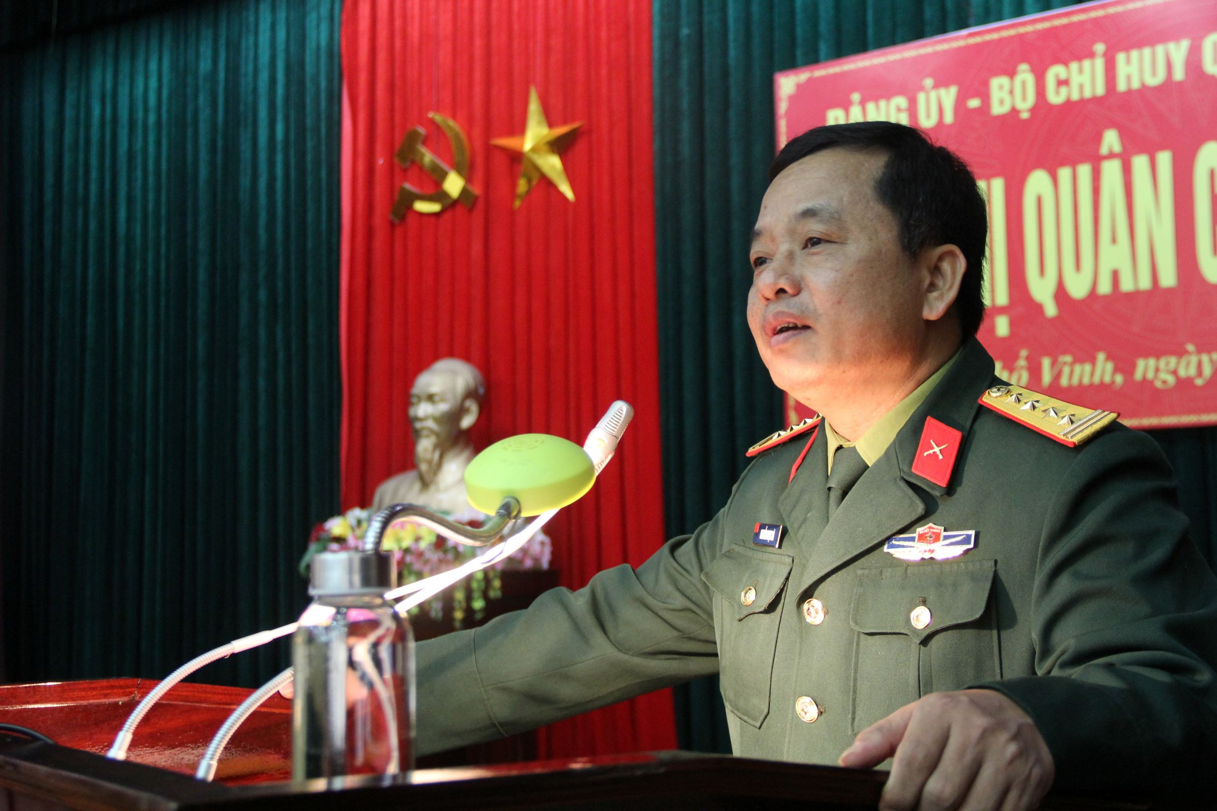 Đại tá Nguyễn Ngọc Hà thẳng thắn chỉ ra nhiều khuyết điểm, hạn chế. Ảnh: Tiến Hùng