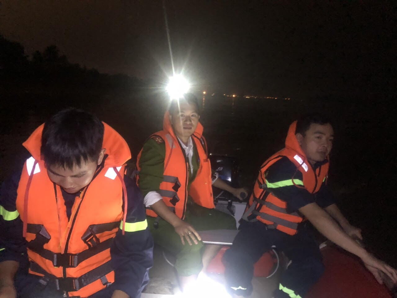 Lực lượng cứu hộ làm việc tích cực trong đêm. Ảnh: Chu Minh