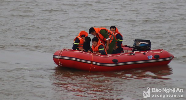 Lực lượng thuộc Phòng Cảnh sát PCCC và cứu nạn, cứu hộ (Công an tỉnh Nghệ An) đang đi xuồng cao su trên sông Lam tìm kiếm nam thanh niên. Ảnh tư liệu