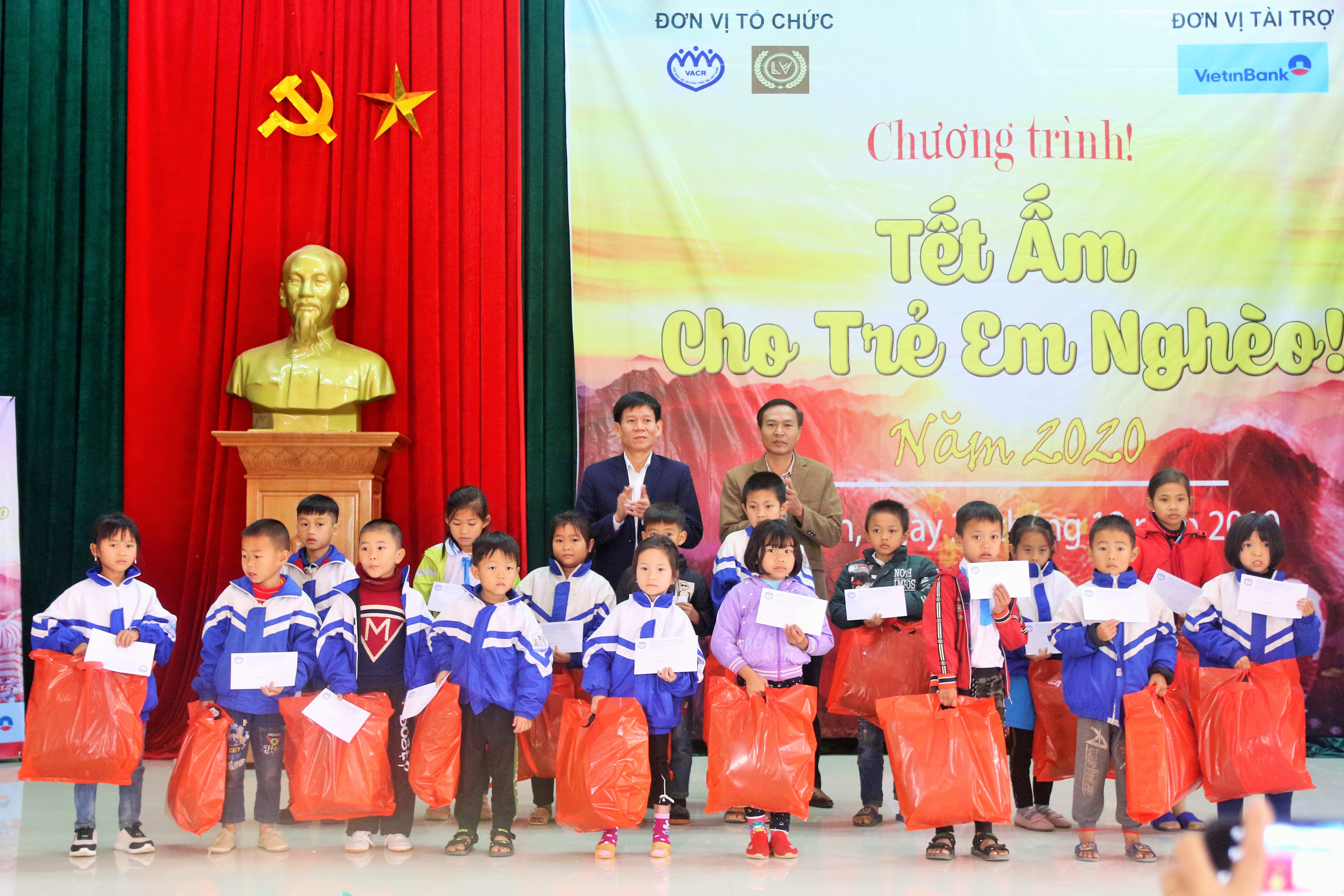 chương trình tết ấm cho trẻ em nghèo tại huyện Tân Kỳ.