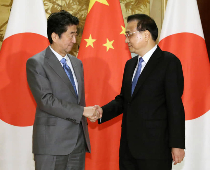 Thủ tướng Nhật Bản Shinzo Abe và Thủ tướng Trung Quốc Lý Khắc Cường gặp nhau tại thành phố Thành Đô. Ảnh: Kyodo