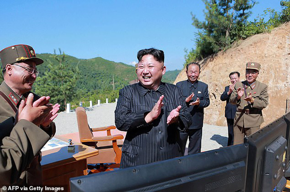 Nhà lãnh đạo Triều Tiên Kim Jong - un có mặt tại một trong những bãi thử tên lửa.  Ảnh: AFP