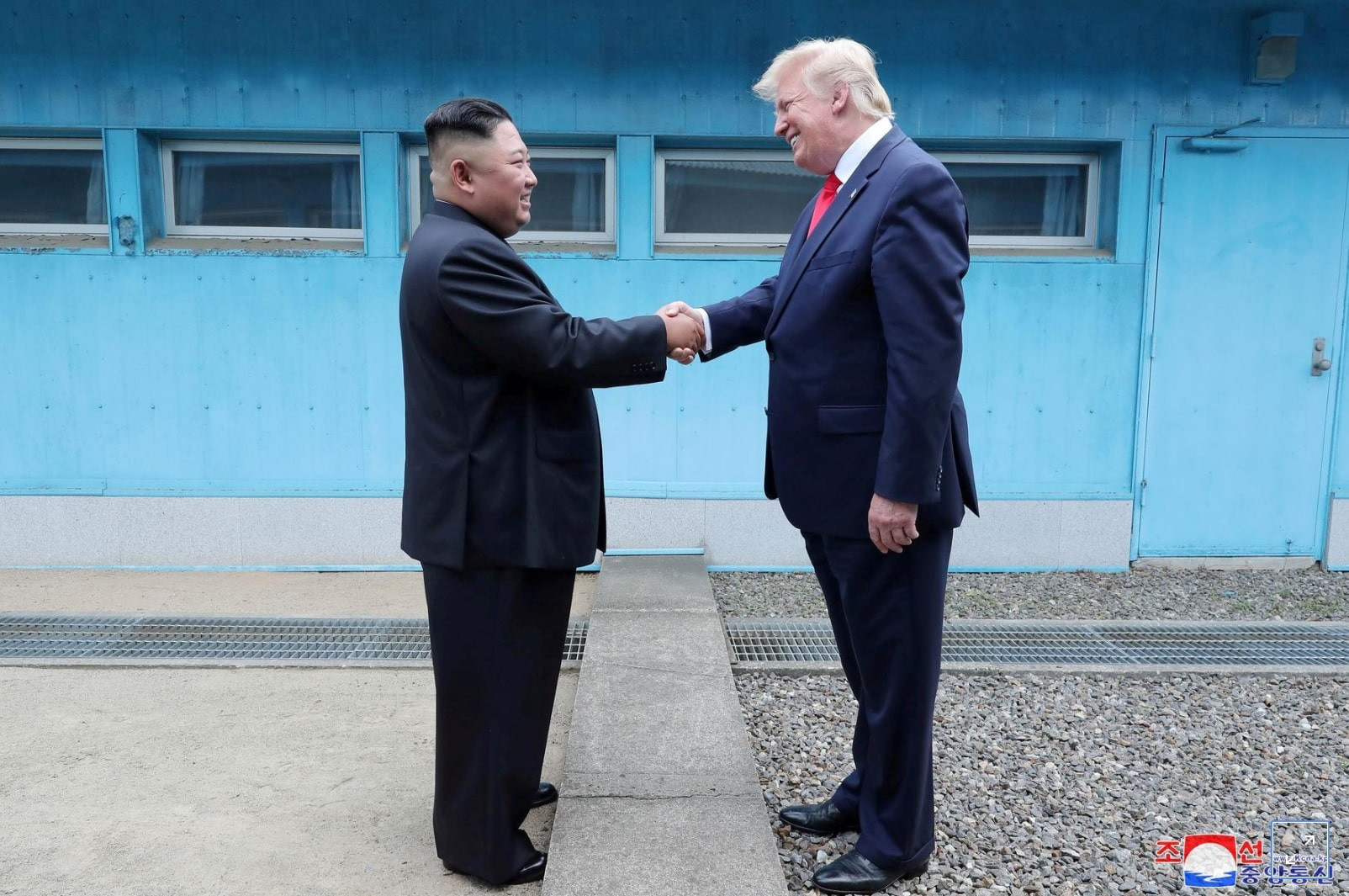 Tổng thống Mỹ Donald Trump bắt tay Chủ tịch Bắc Hàn Kim Jong Un tại biên giới hai miền Triều Tiên hôm 30/6/2019, Ảnh: KCNA