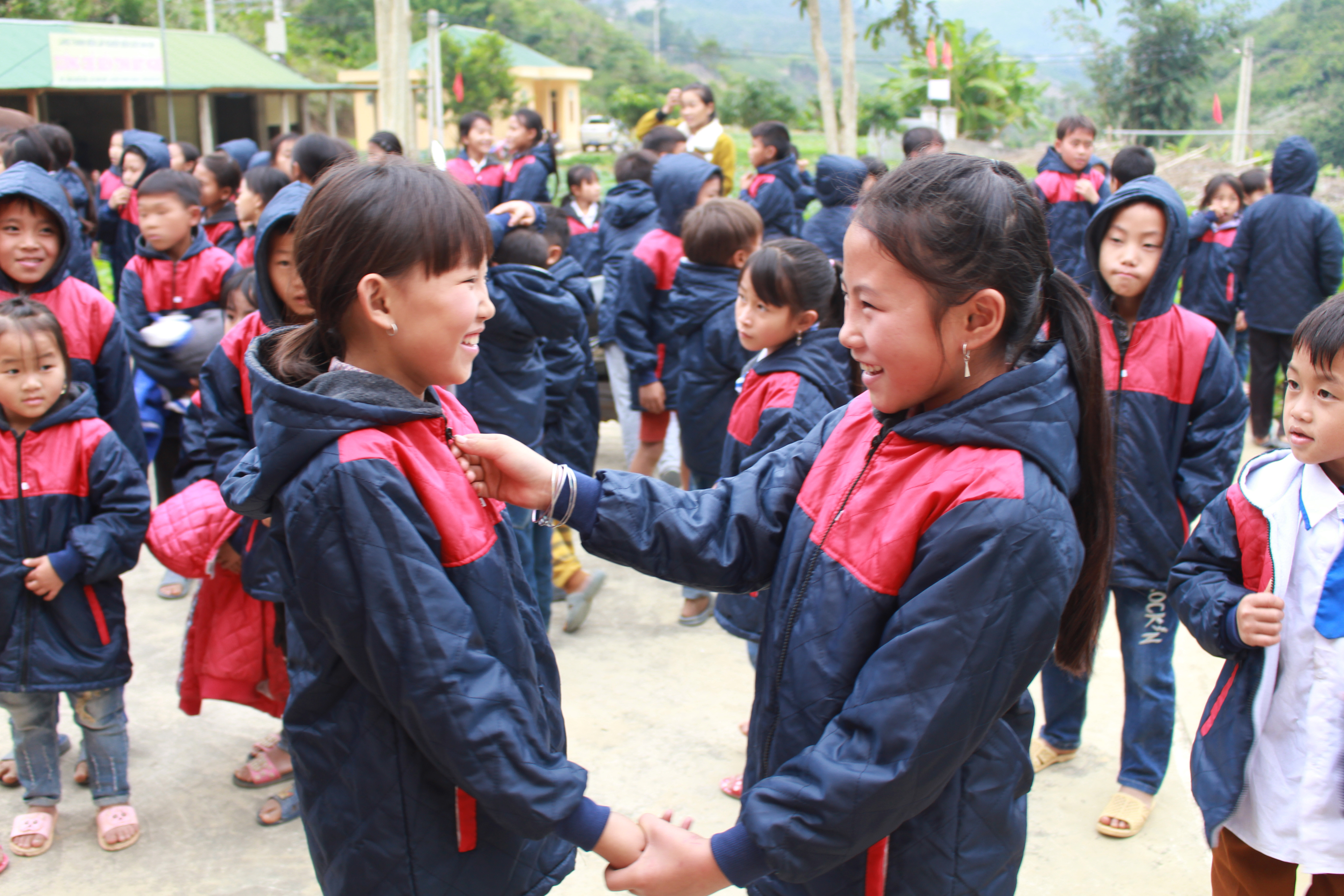 Niềm vui của của các bạn nhỏ học sinh trường Tiểu học Tam Hợp, huyện Tương Dương sau khi được nhận quà. Ảnh: Phương Thúy