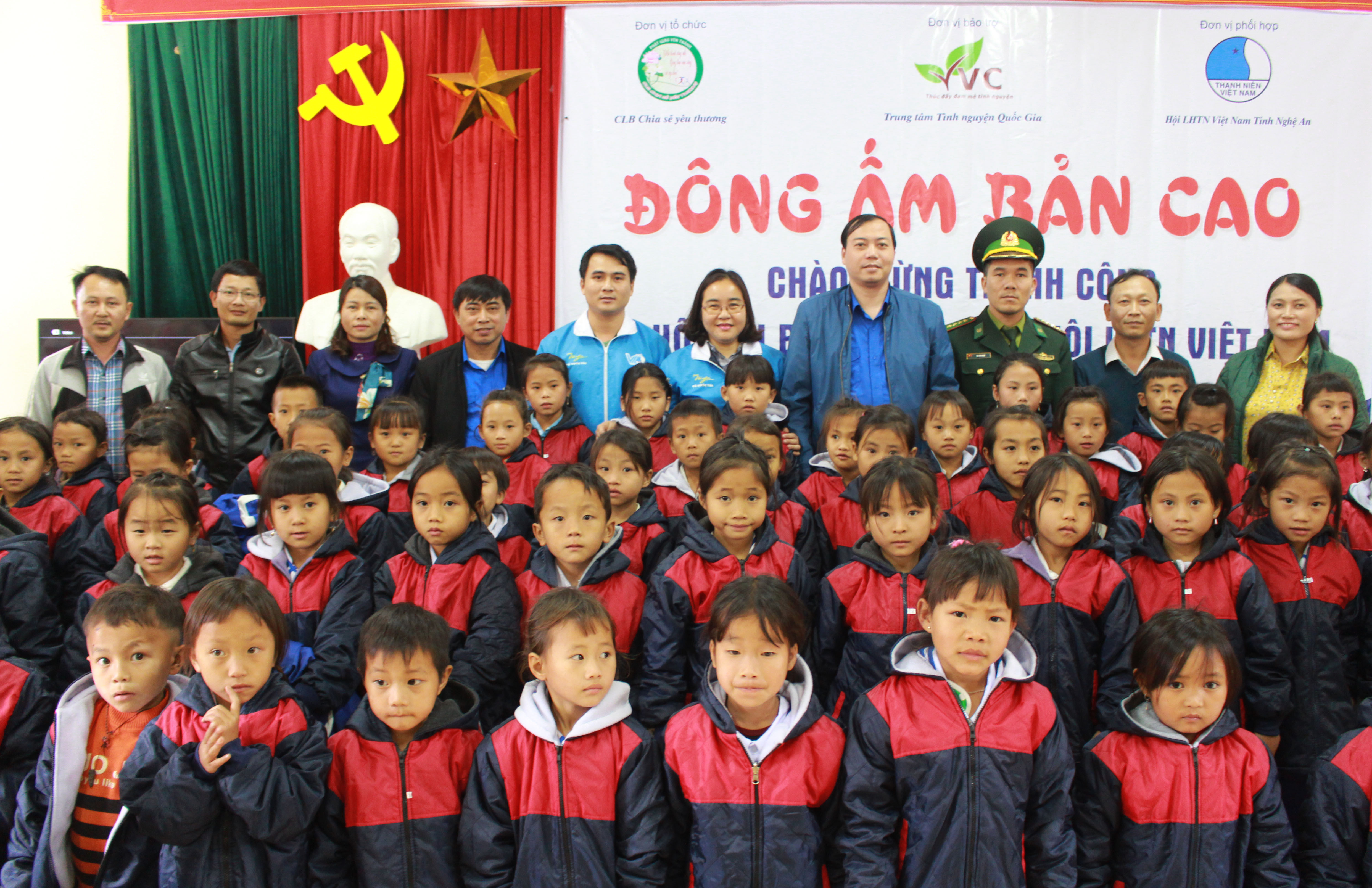 Đoàn công tác đã trao tặng 170 áo ấm cho các em học sinh trường tiểu học Tam Hợp có hoàn cảnh khó khăn. Ảnh: Phương Thúy