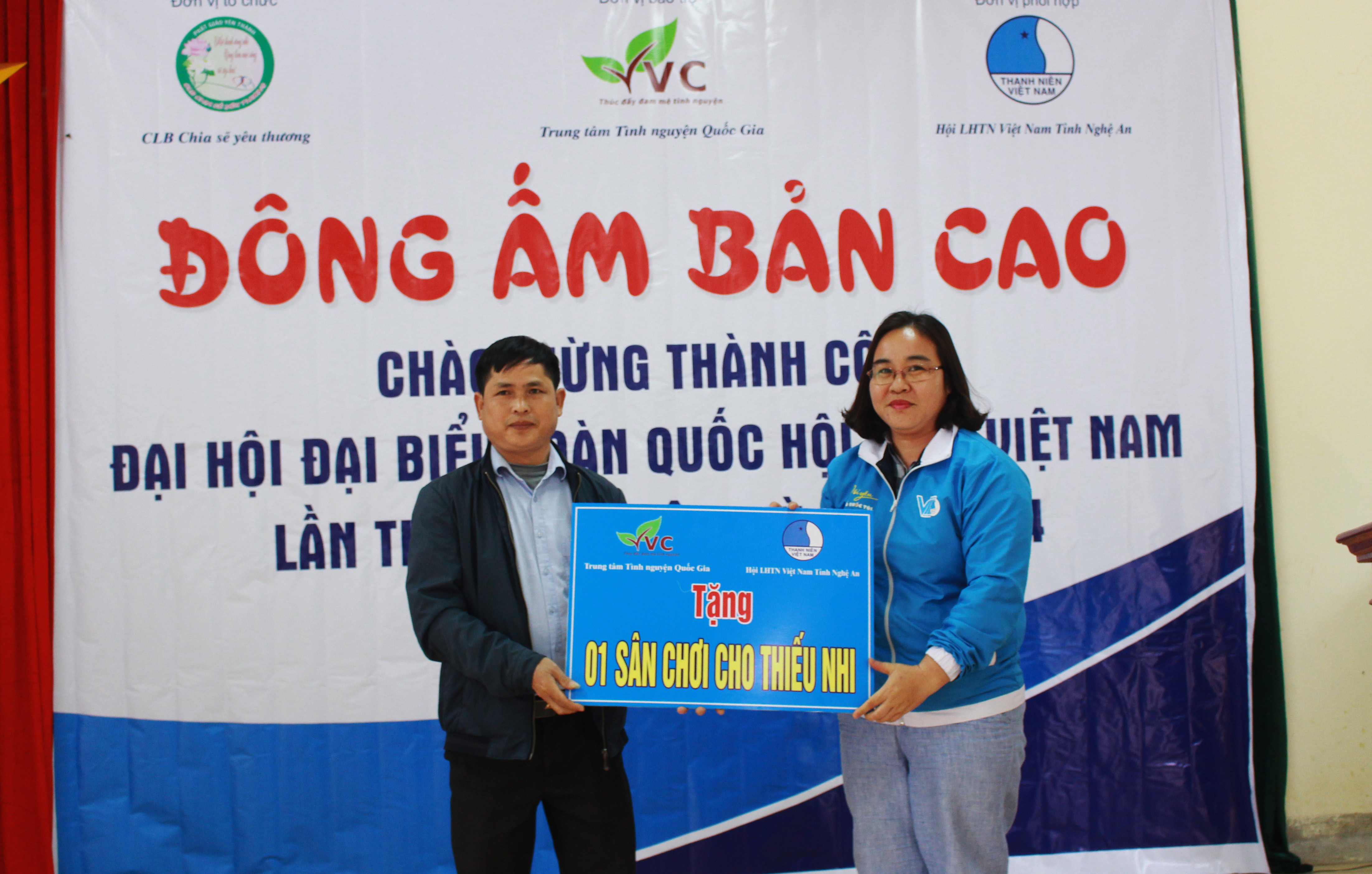 Hội LHTN tỉnh Nghệ An phối hợp với Trung tâm tình nguyện quốc gia và các đơn vị đồng hành hỗ trợ xây dựng 1 sân chơi cho thiếu nhi tại trường tiểu học Tam Hợp điểm trường Huồi Sơn. Ảnh: Phương Thúy