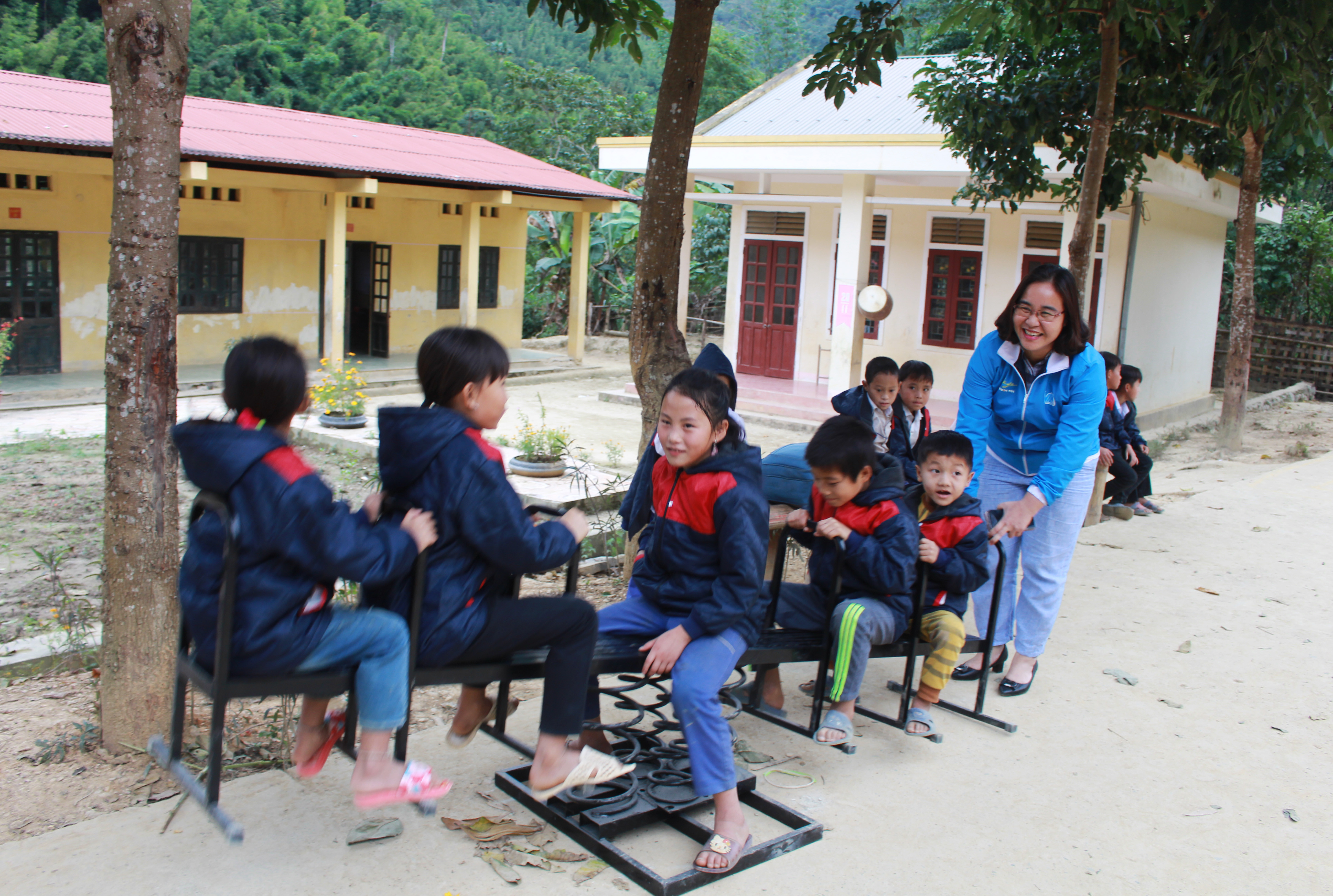 Tại trường tiểu học Tam Hợp điểm trường Huồi Sơn, nhiều bạn trẻ thích thú khi tham gia các trò chơi. Ảnh: Phương Thúy