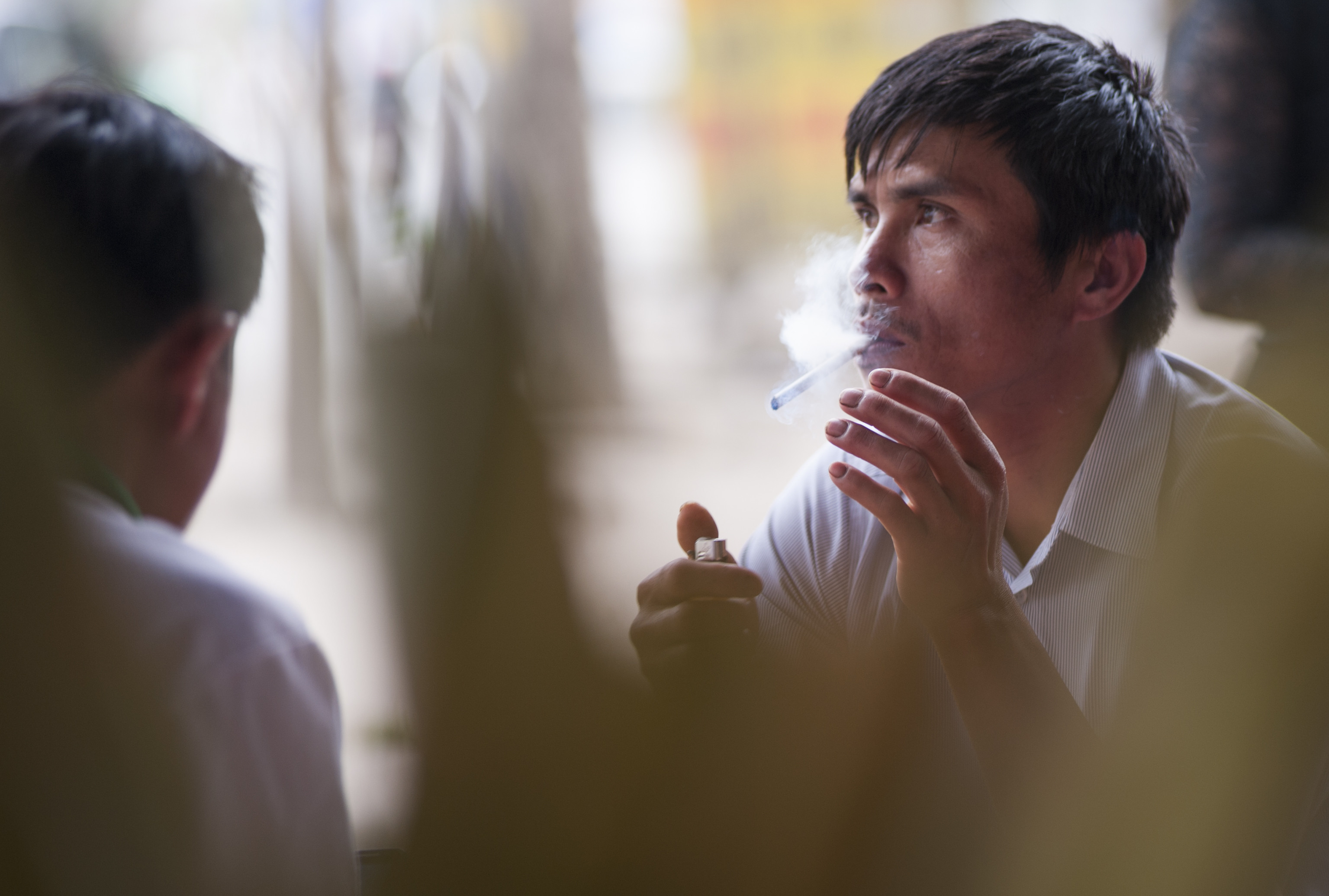 Ở Việt Nam, đang có rất nhiều người nghiện thuốc lá bất chấp những tác hại về sức khỏe, kinh tế. Ảnh: Thành Chung