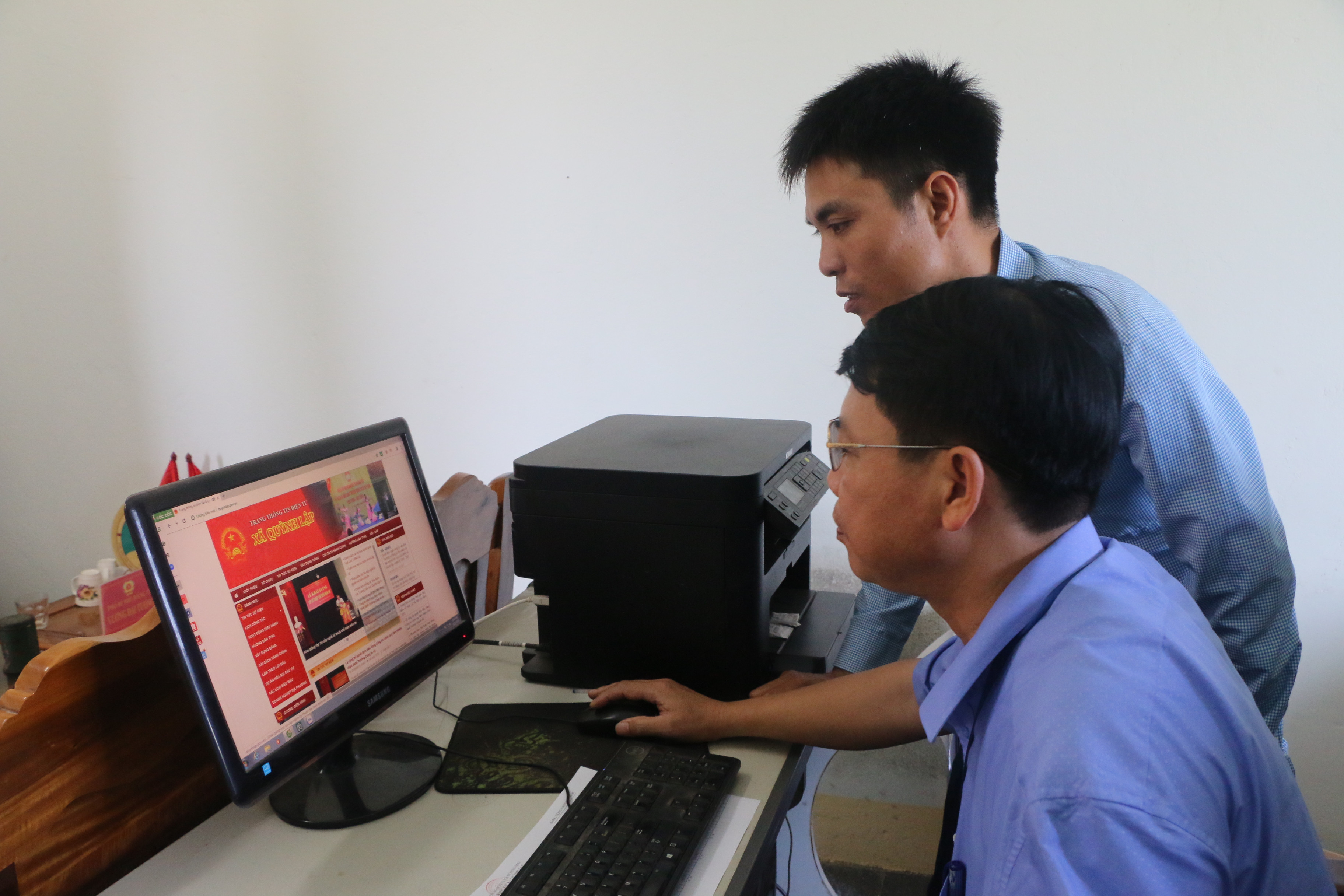 Cán bộ Đảng ủy xã Quỳnh Lập ( Thị xã Hoàng Mai) thường xuyên cập nhật những thông tin mới lên trang web để người dân tiện theo dõi. Ảnh: tư liệu