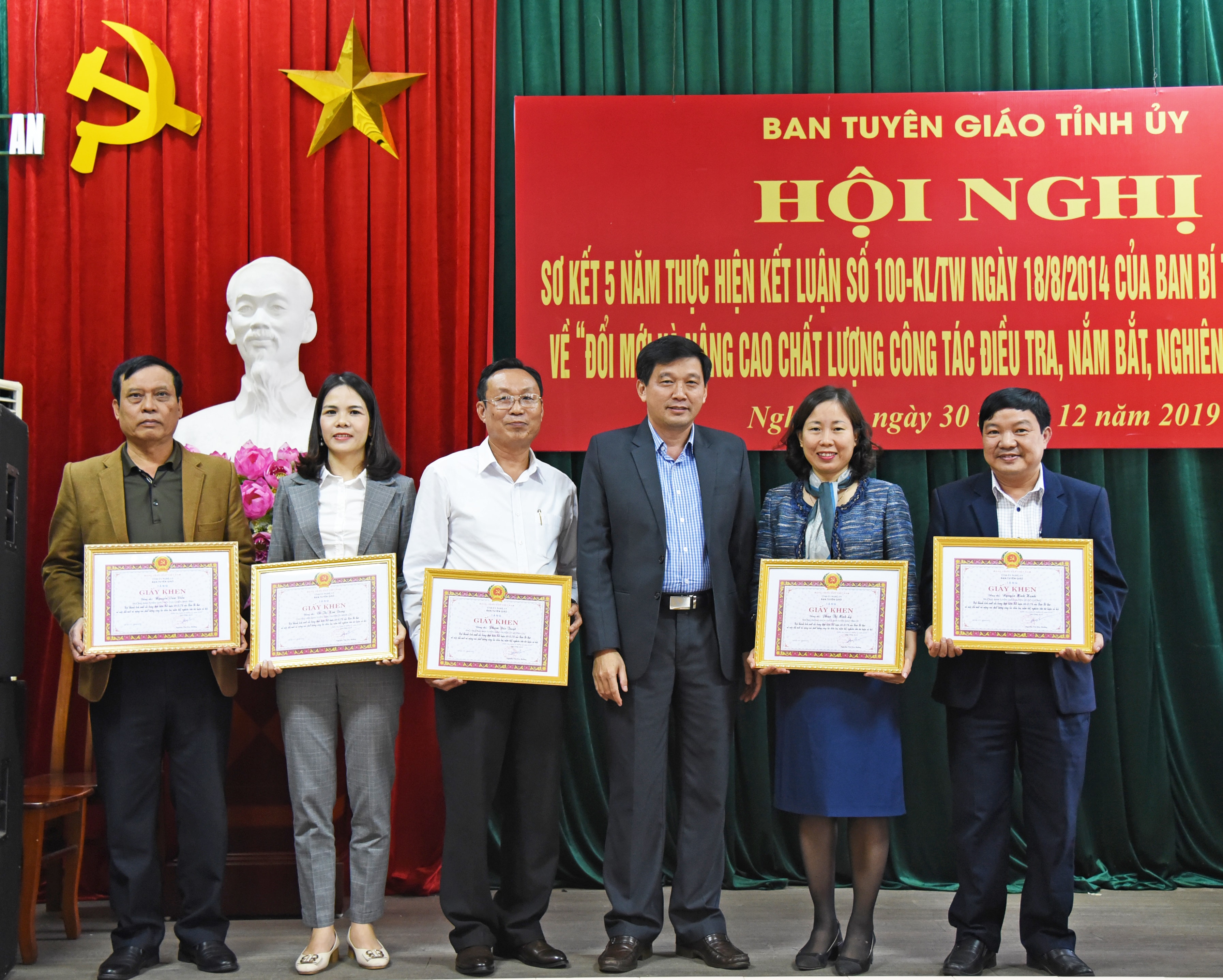 Phó trưởng ban Thường trực Ban Tuyên giáo Tỉnh ủy trao giấy khen cho các cá nhân. Ảnh: Thu Giang