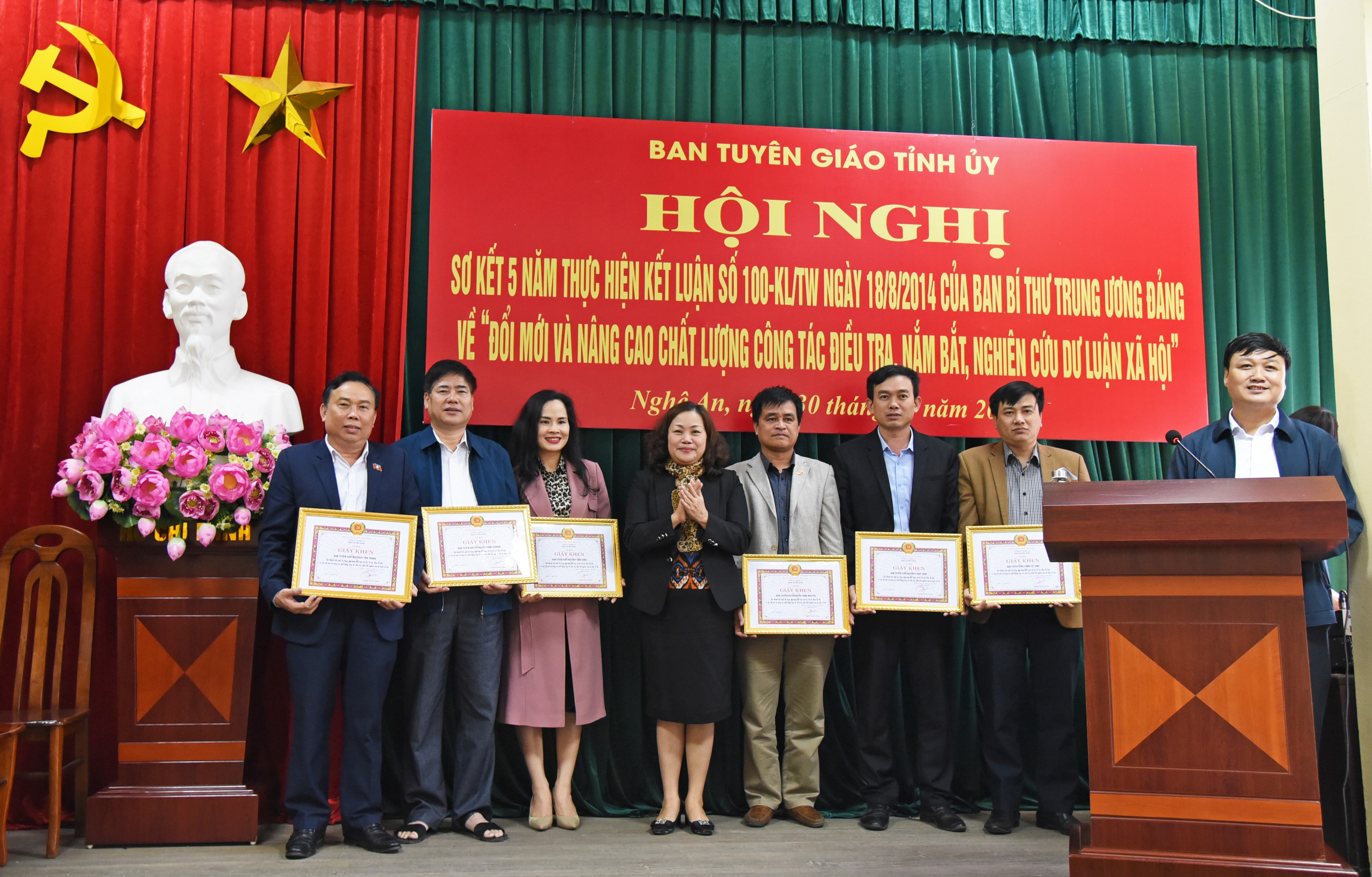 Trưởng ban Tuyên giáo Tỉnh ủy trao giấy khen cho các tập thể. Ảnh: Thu Giang