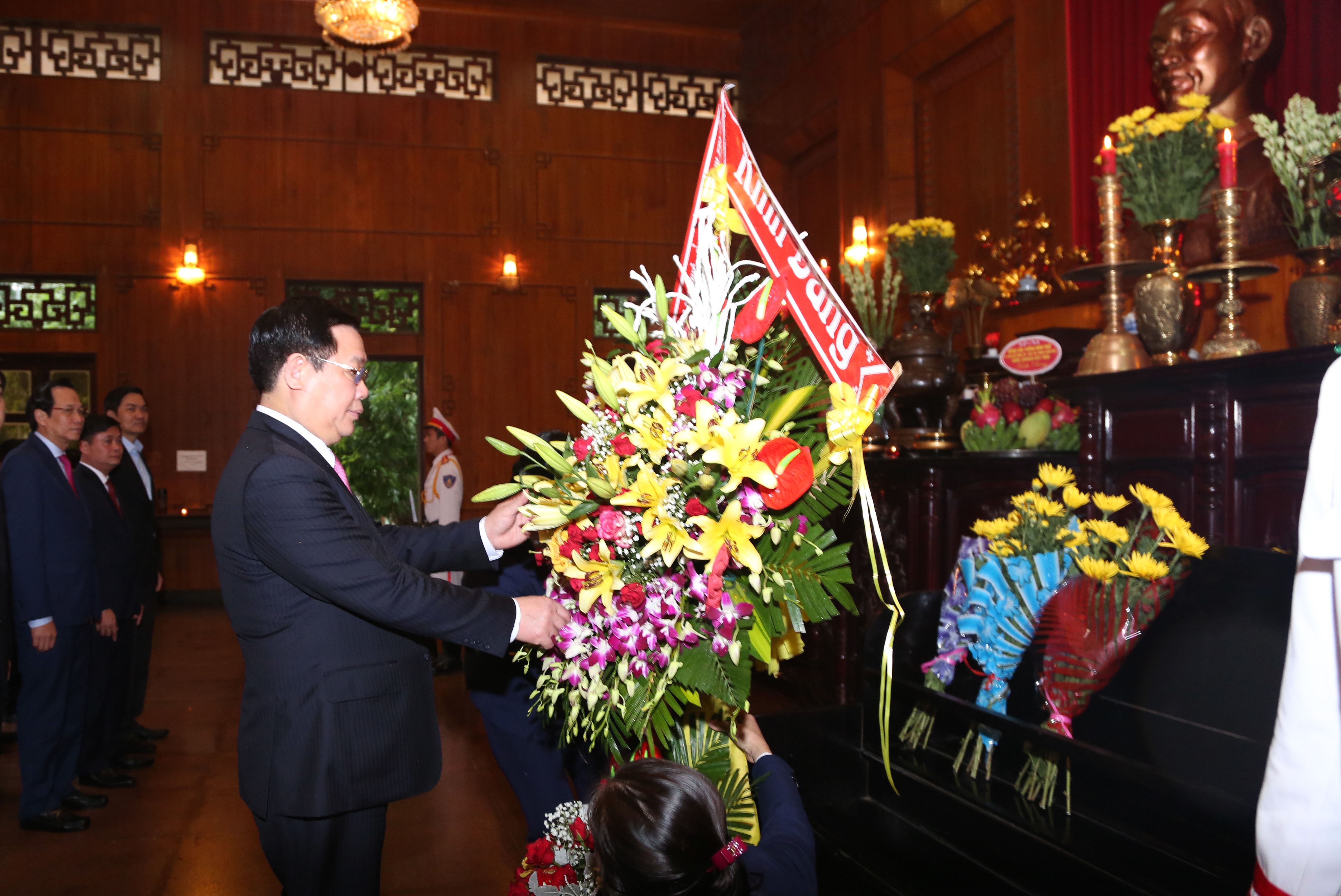 Phó Thủ tướng Vương Đình Huệ dâng hoa tưởng niệm Chủ tịch Hồ Chí Minh. Ảnh: Đào Tuấn 