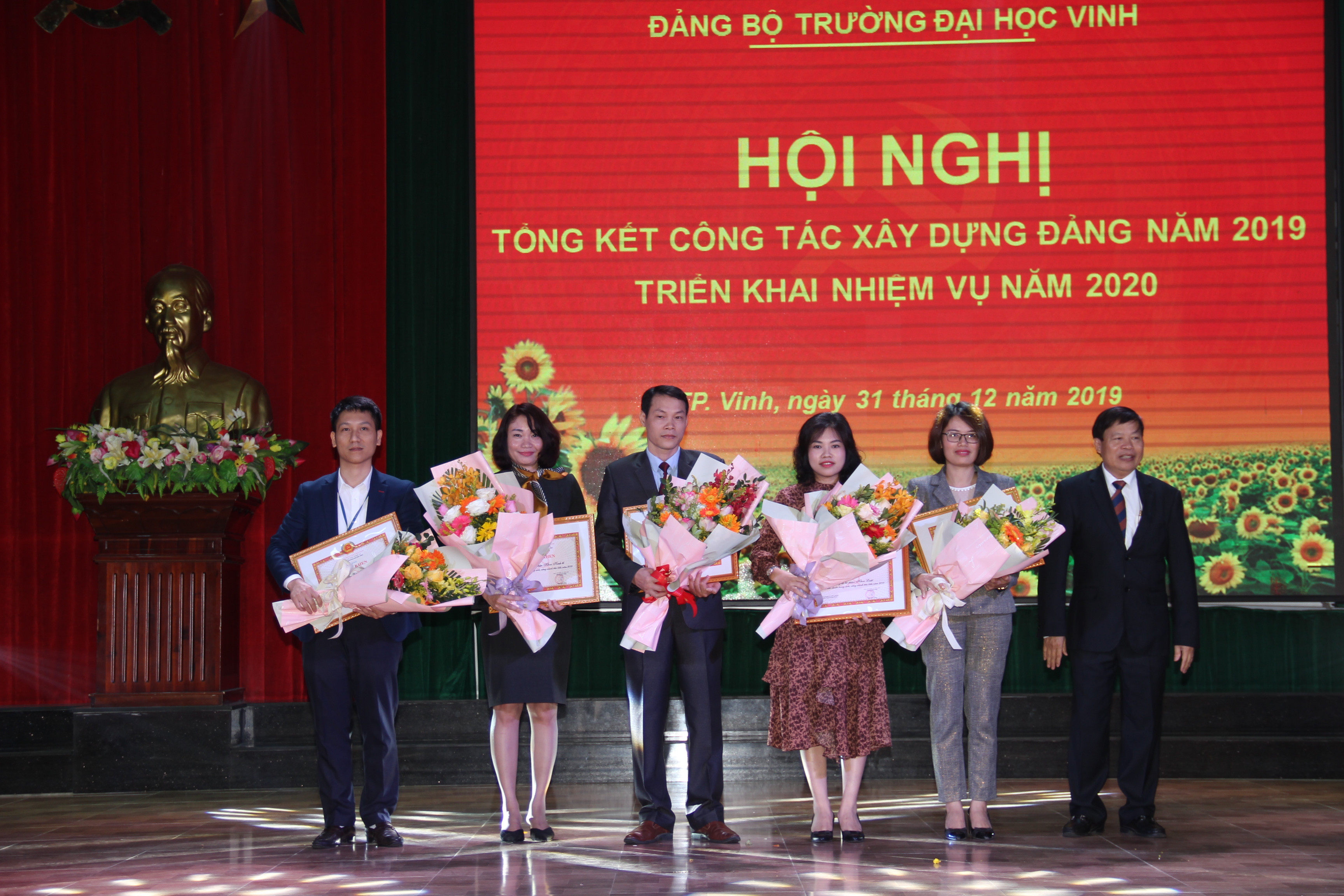 GS-TS Đinh Xuân Khoa trao bằng khen cho 5 tập thể hoàn thành xuất sắc nhiệm vụ năm 2019.Ảnh: Hoài Thu