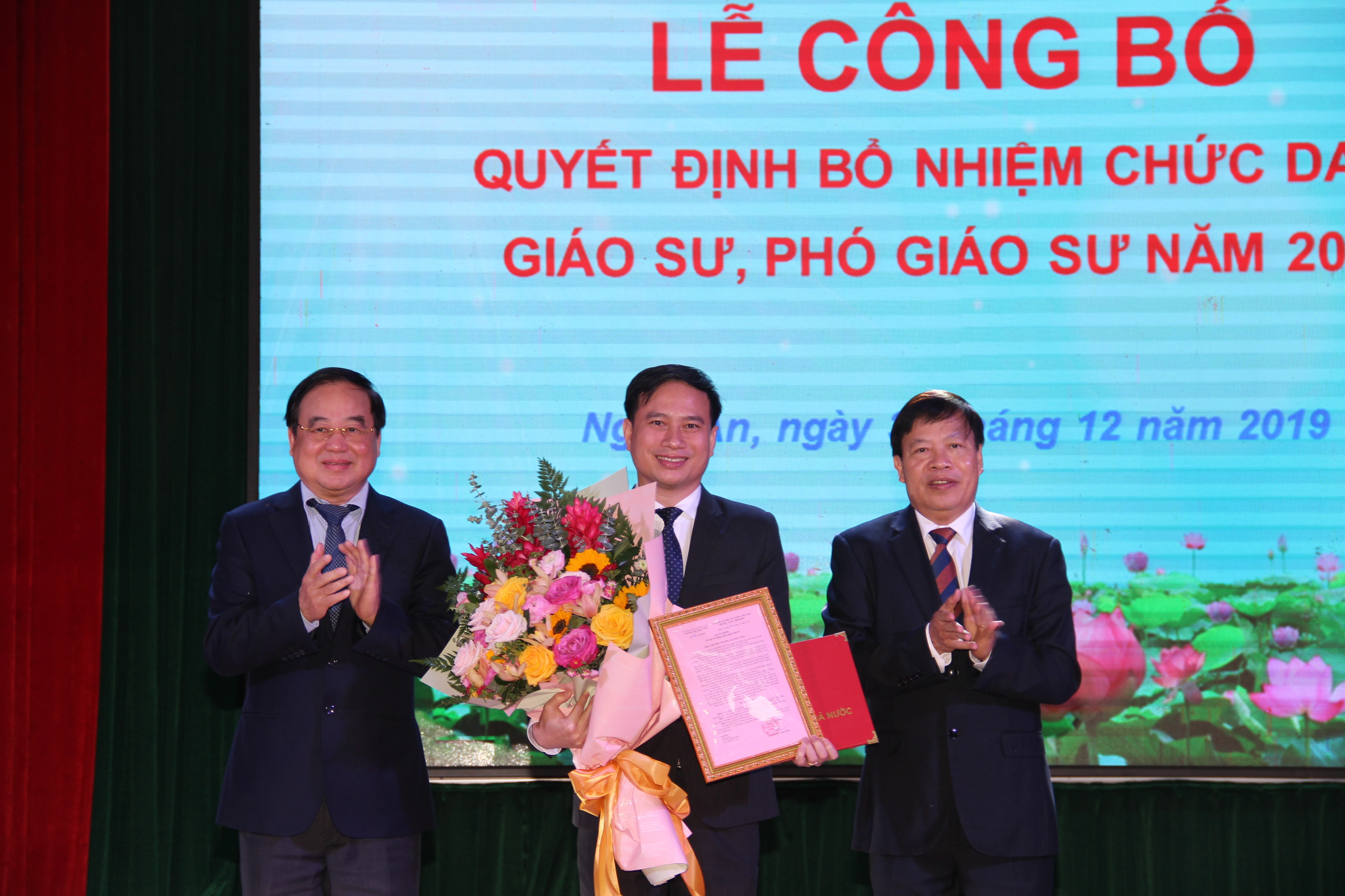 Công bố bổ nhiệm chức danh Giáo sư cho Phó Bí thư Đảng ủy, Phó Hiệu trưởng nhà trường Nguyễn Huy Bằng. Ảnh: Hoài Thu