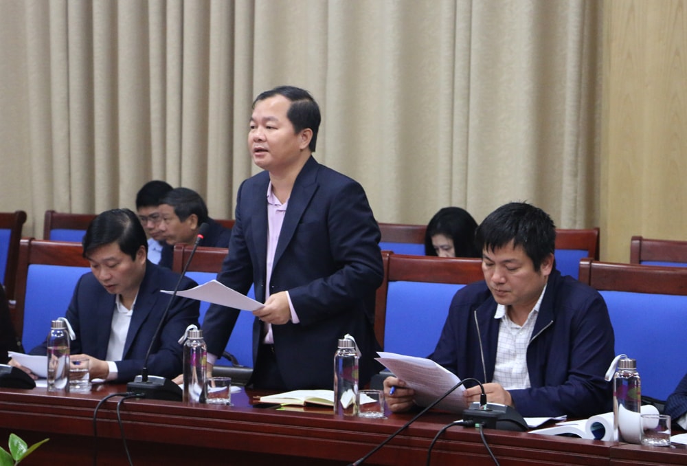 Đồng chí Nguyễn Đức An - Phó Giám đốc Sở Giao thông Vận tải báo cáo kết quả triển khai giải phóng mặt bằng dự án cao tốc Bắc - Nam qua Nghệ An. Ảnh: Nguyễn Hải