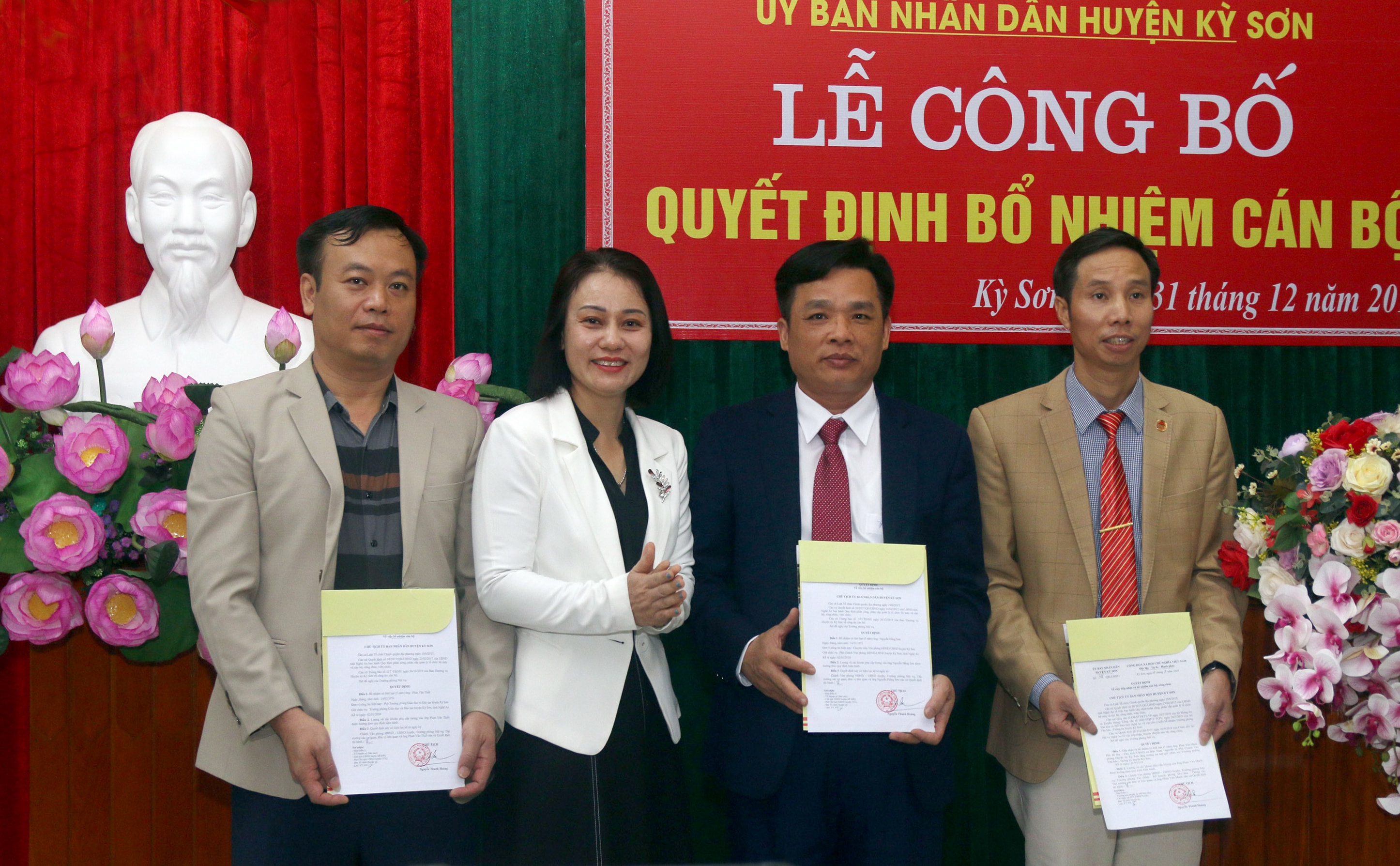 Bà Vi Thị Quyên - Phó Chủ tịch UBND huyện Kỳ Sơn trao quyết định cho các đồng chí được bổ nhiệm mới.