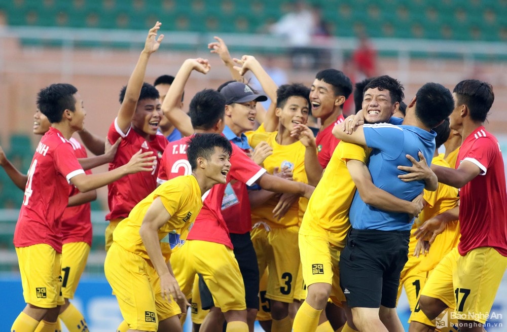 Thầy trò HLV Phan Như Thuật ăn mừng chức vô địch U15 QG 2019. Ảnh tư liệu