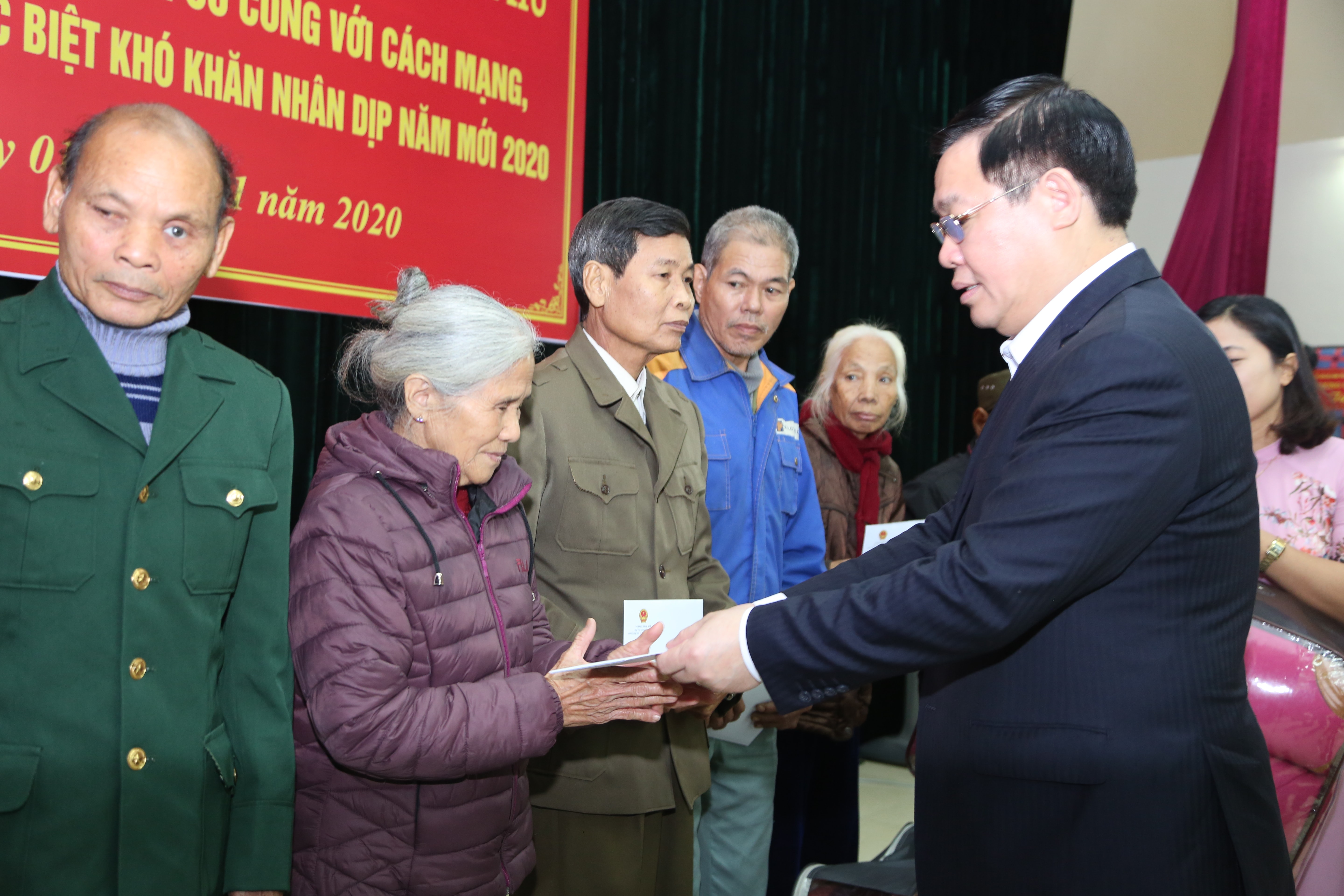 Phó Thủ tướng Vương Đình Huệ trao quà cho các gia đình chính sách huyện Thanh Chương. Ảnh: Đào Tuấn 