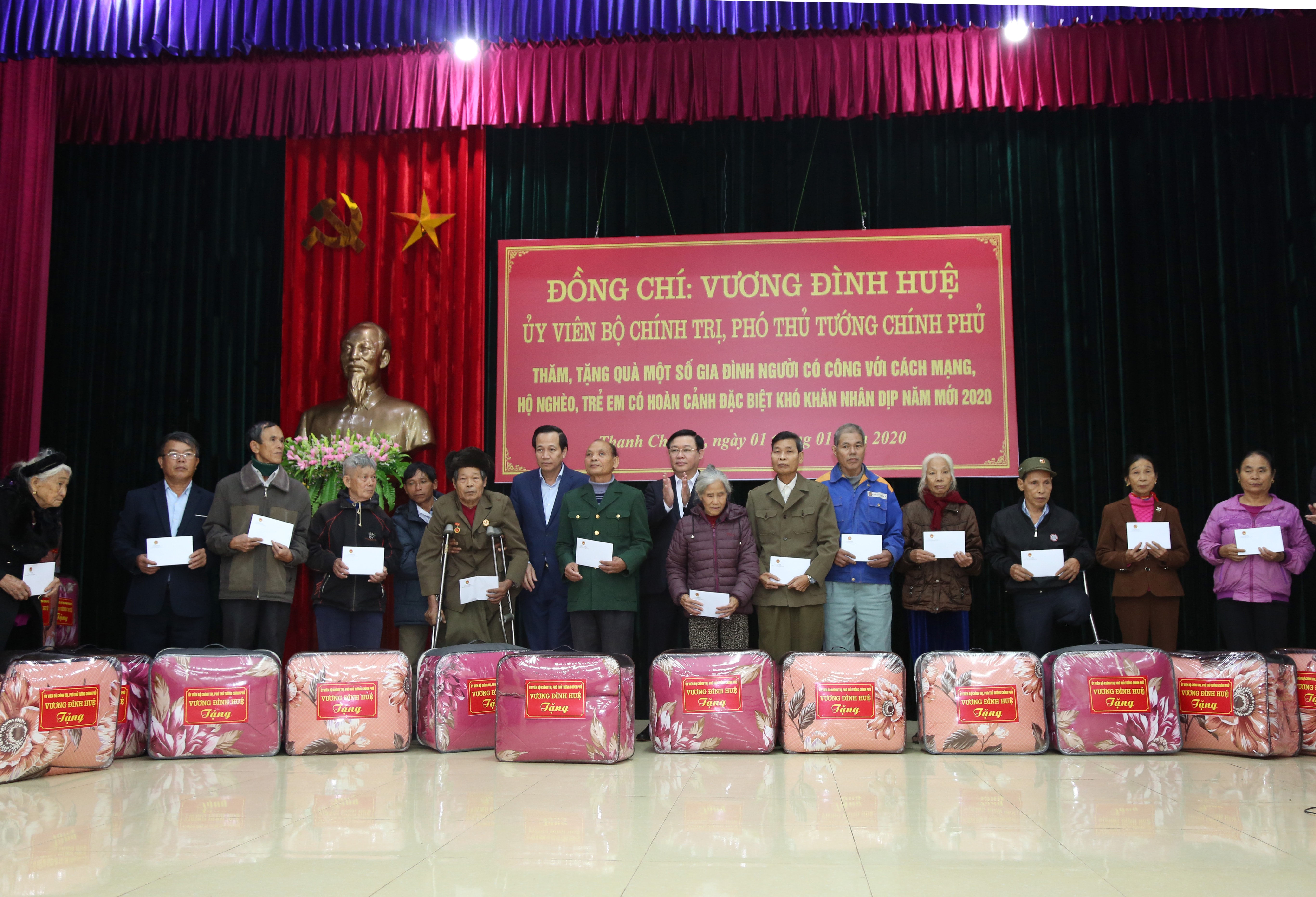 Phó Thủ tướng Vương Đình Huệ trao quà cho một số gia đình chính sách huyện Thanh Chương. Ảnh: Đào Tuấn