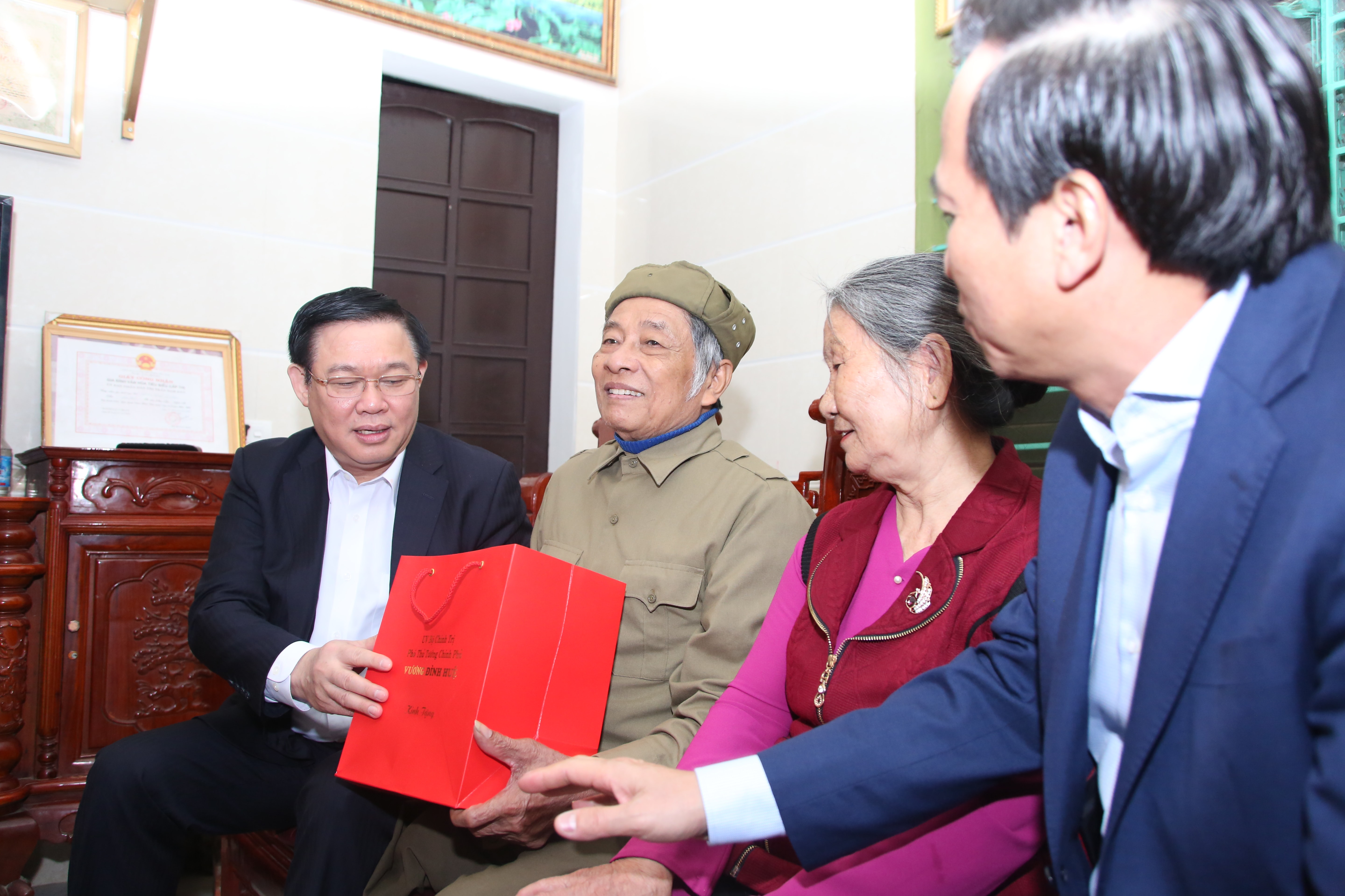 Phó Thủ tướng Vương Đình Huệ trao quà cho cụ Đào Đức Toàn. Ảnh: Đào Tuấn