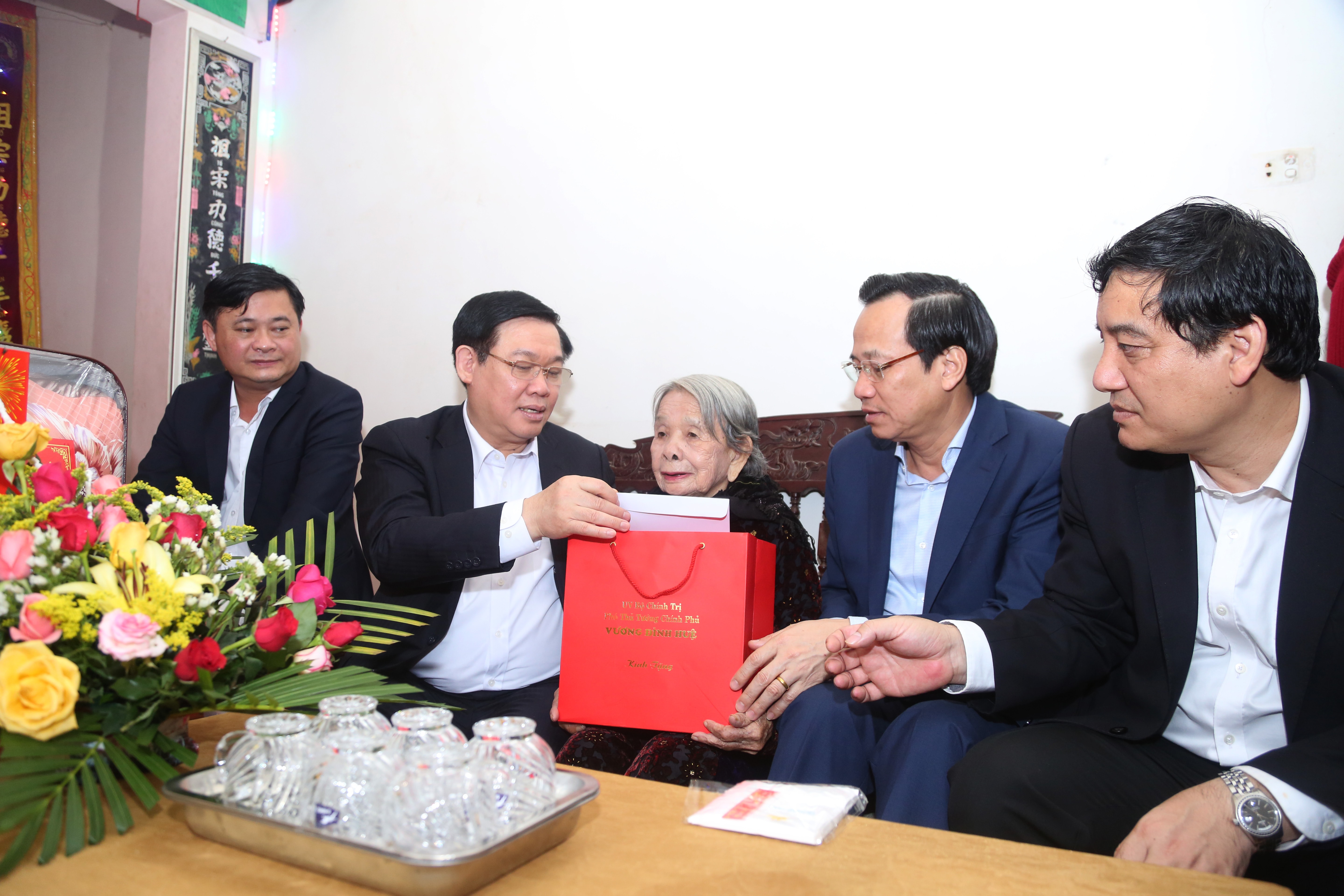 Phó Thủ tướng trao quà chúc thọ mẹ Trần Thị Châu. Ảnh: Đào Tuấn