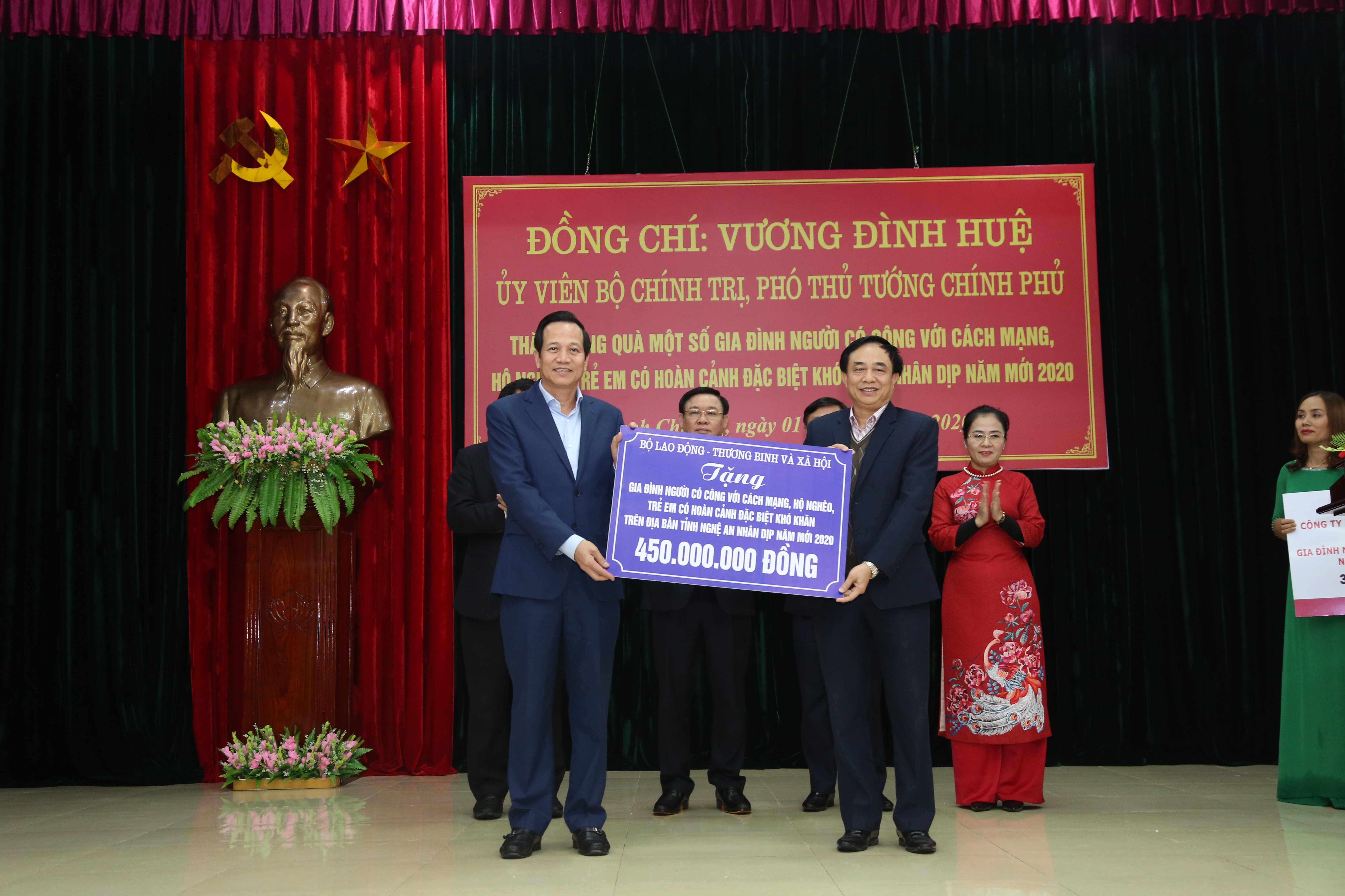 Bộ trưởng Bộ LĐTB&XH Đào Ngọc Dung trao phần quà cho huyện Thanh Chương. Ảnh: Đào Tuấn 