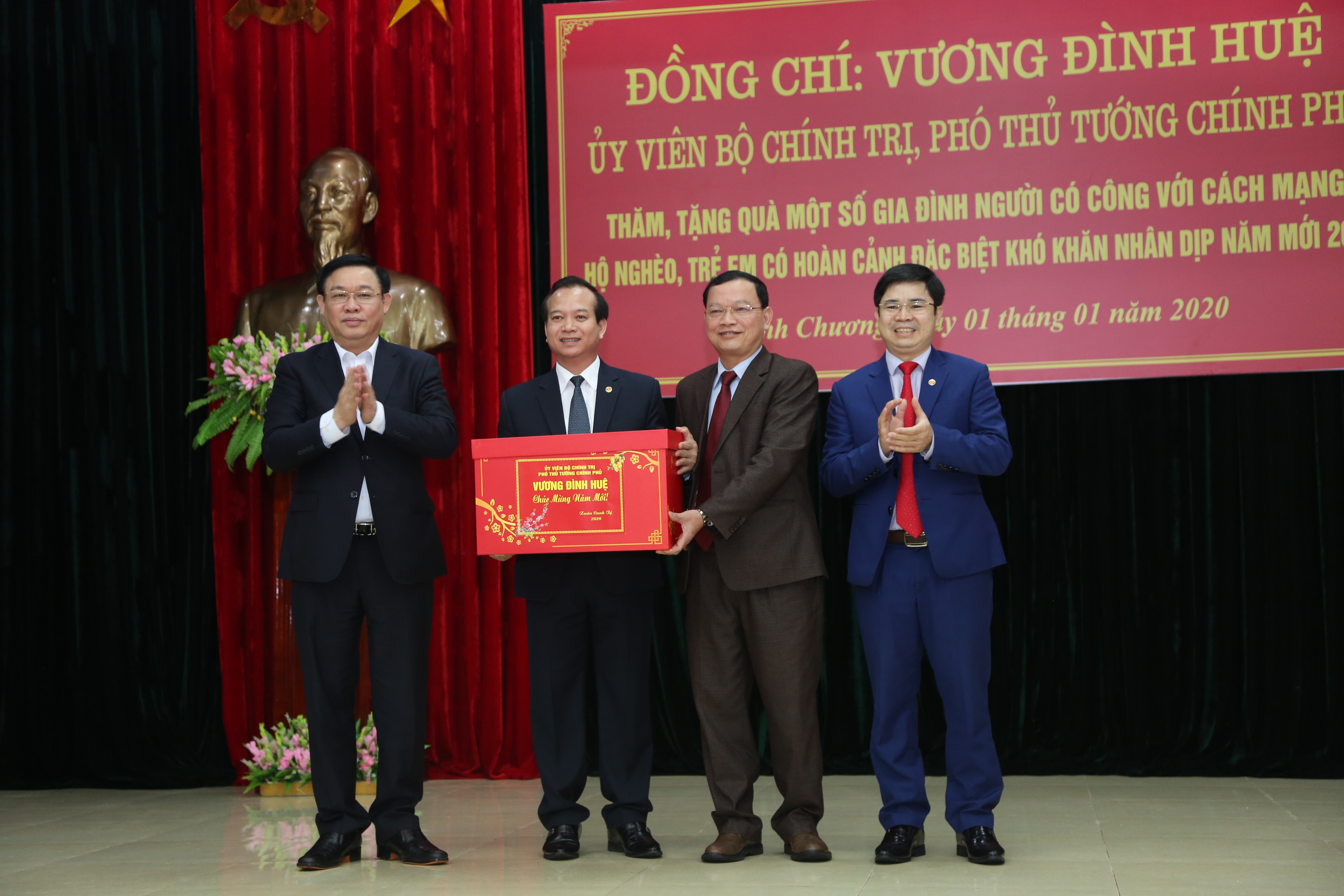 Phó Thủ tướng trao quà cho Huyện ủy, UBND huyện Thanh Chương. Ảnh: Đào Tuấn 
