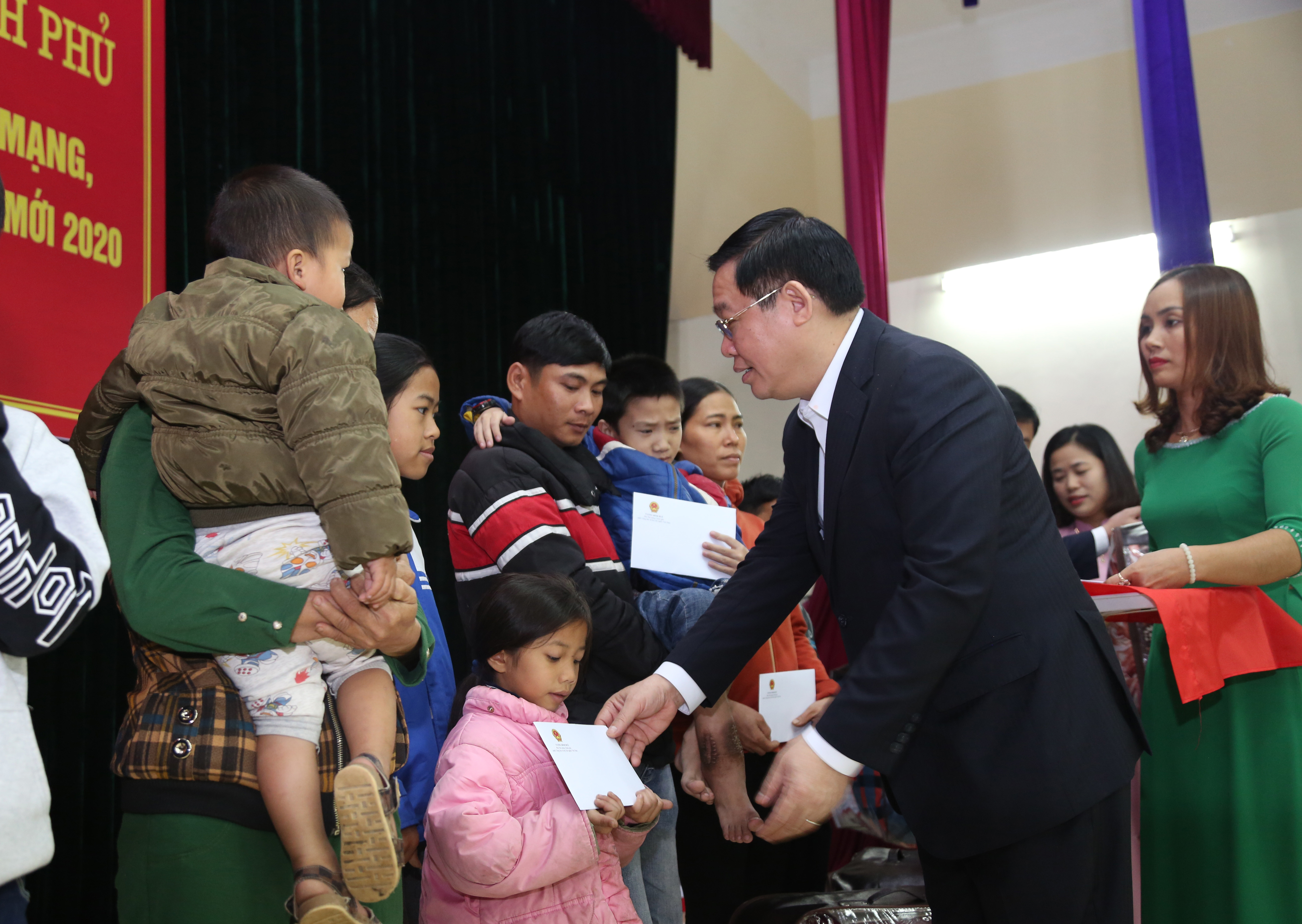 Phó Thủ tướng Vương Đình Huệ trao quà cho các trẻ em nghèo. Ảnh: Đào Tuấn