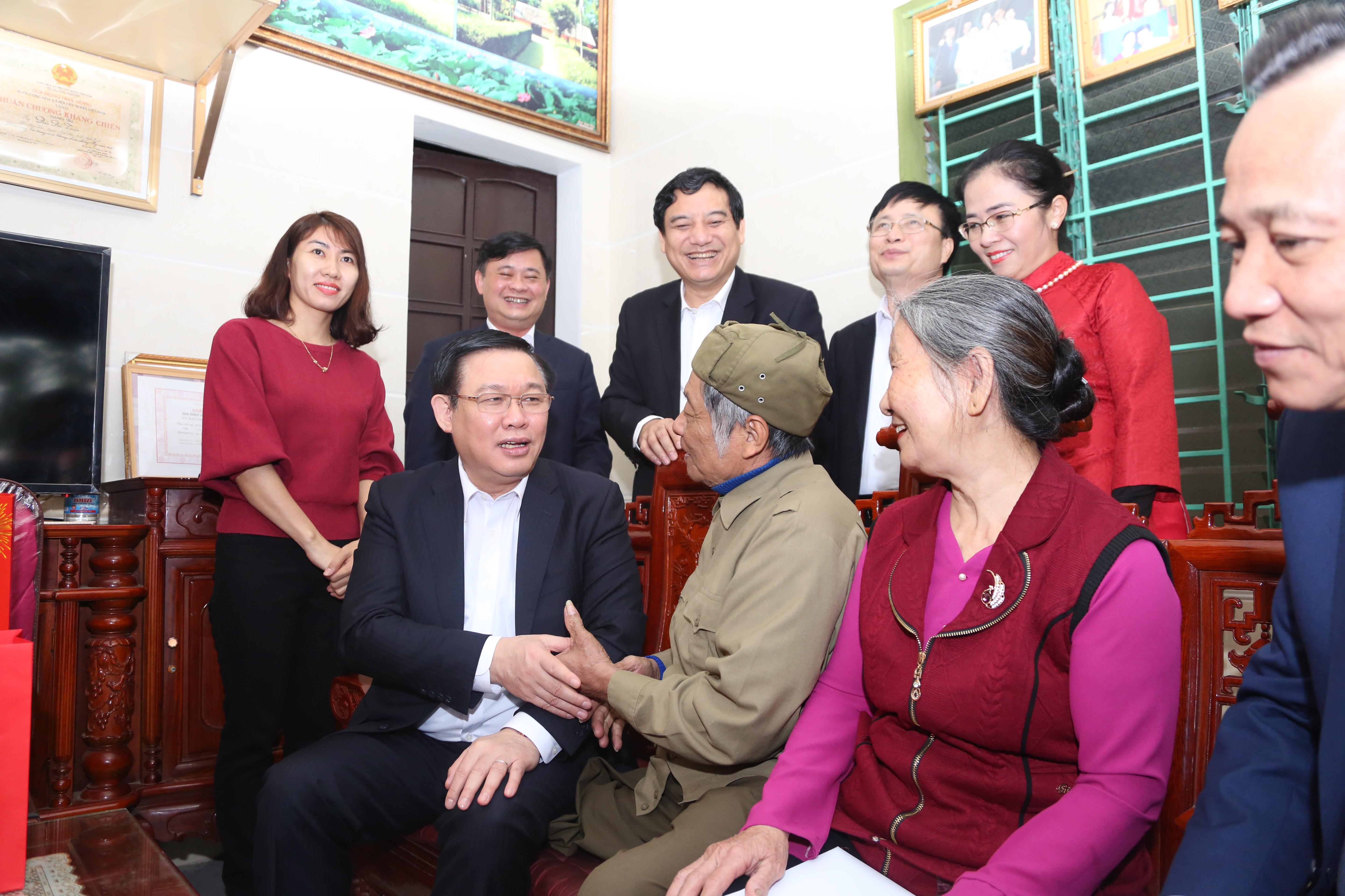 _Phó Thủ tướng Vương Đình Huệ trò chuyện thân mật với thương binh Đào Đức Toàn và gia đình. Ảnh Đào Tuấn .