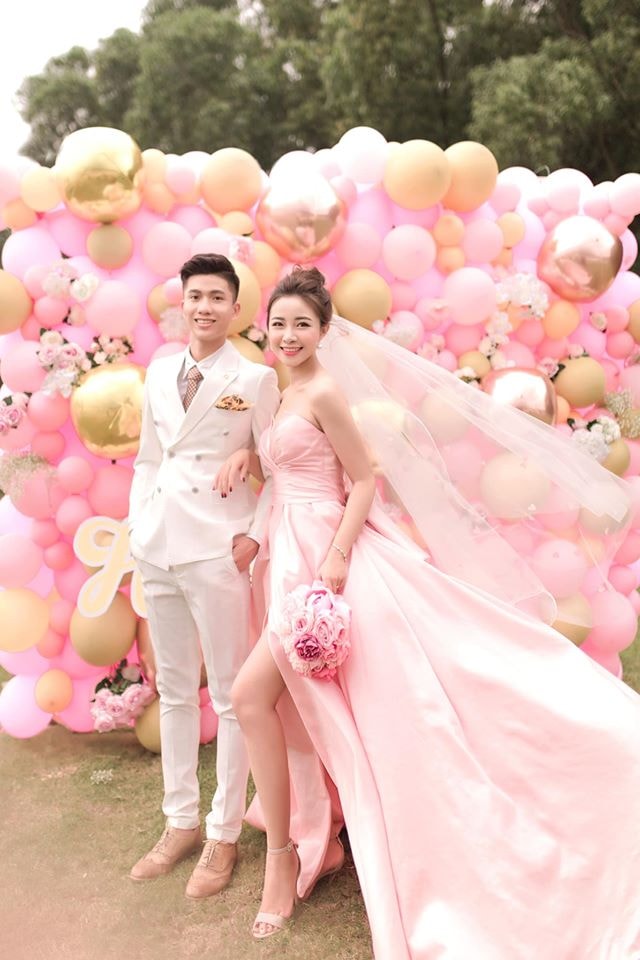 Vợ sắp cưới của Văn Đức tốt nghiệp chuyên ngành Sư phạm Giáo dục Mầm non của Cao đẳng Sư phạm Nghệ An và hiện làm công việc chuyên viên trang điểm.  Tag:  Phan Văn Đức, vợ hot girl Phan Văn Đức, ảnh cưới phan văn đức - nhật linh, Võ Nhật Linh, đám cưới Phan Văn Đức, loạt ảnh cưới Phan Văn Đức, cô dâu Nhật Linh đăng ảnh cưới,     Mgid