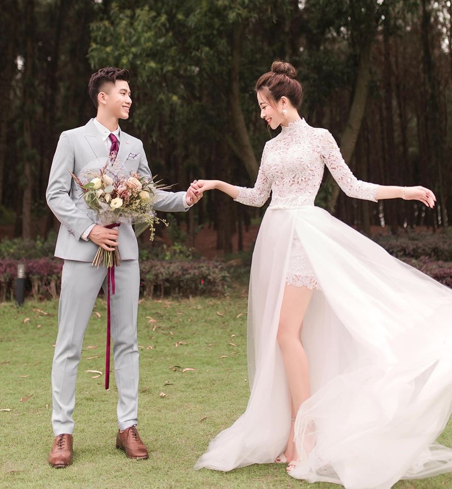 Ngay sau khi đăng tải, hình ảnh và chia sẻ của vợ Phan Văn Đức thu hút sự quan tâm của đông đảo cộng đồng mạng và người hâm mộ. Cụ thể, loạt ảnh cưới của Nhật Linh - Văn Đức nhận được hơn 14.000 lượt bày tỏ cảm xúc, bình luận, chia sẻ từ cư dân mạng. 