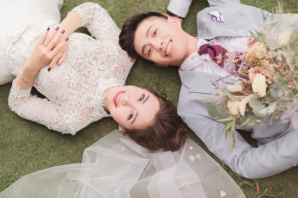 Từng chia sẻ một số hình ảnh cưới giấu mặt chú rể, Nhật Linh chọn gần đến thời điểm chuyển giao sang năm mới 2020 đăng tải loạt ảnh hạnh phúc bên ông xã Phan Văn Đức.