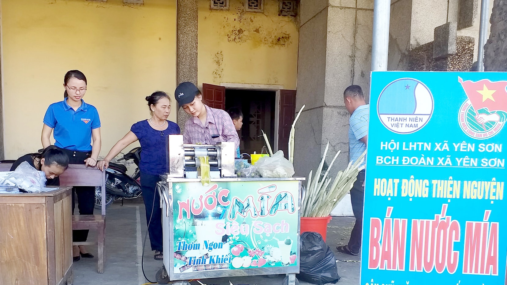 Nguyễn Thị Trà Giang - Bí thư Đoàn xã Yên Sơn, Đô Lương (áo xanh) với hoạt động bán nước mía gây quỹ. Ảnh: Thành Duy