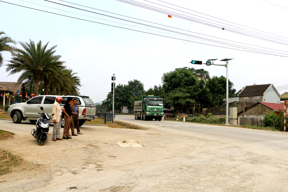 Đoàn công tác khảo sát tại ngã tư đường mòn Hồ Chí Minh giao cắt với đường dân sinh xã Nghĩa Sơn. Mặc dù có tín hiệu đèn giao thông nhưng đèn thường xuyên mất tín hiệu và chưa có gờ giảm tốc nên tai nạn thường xuyên xảy ra. Ảnh: Nguyễn Hải