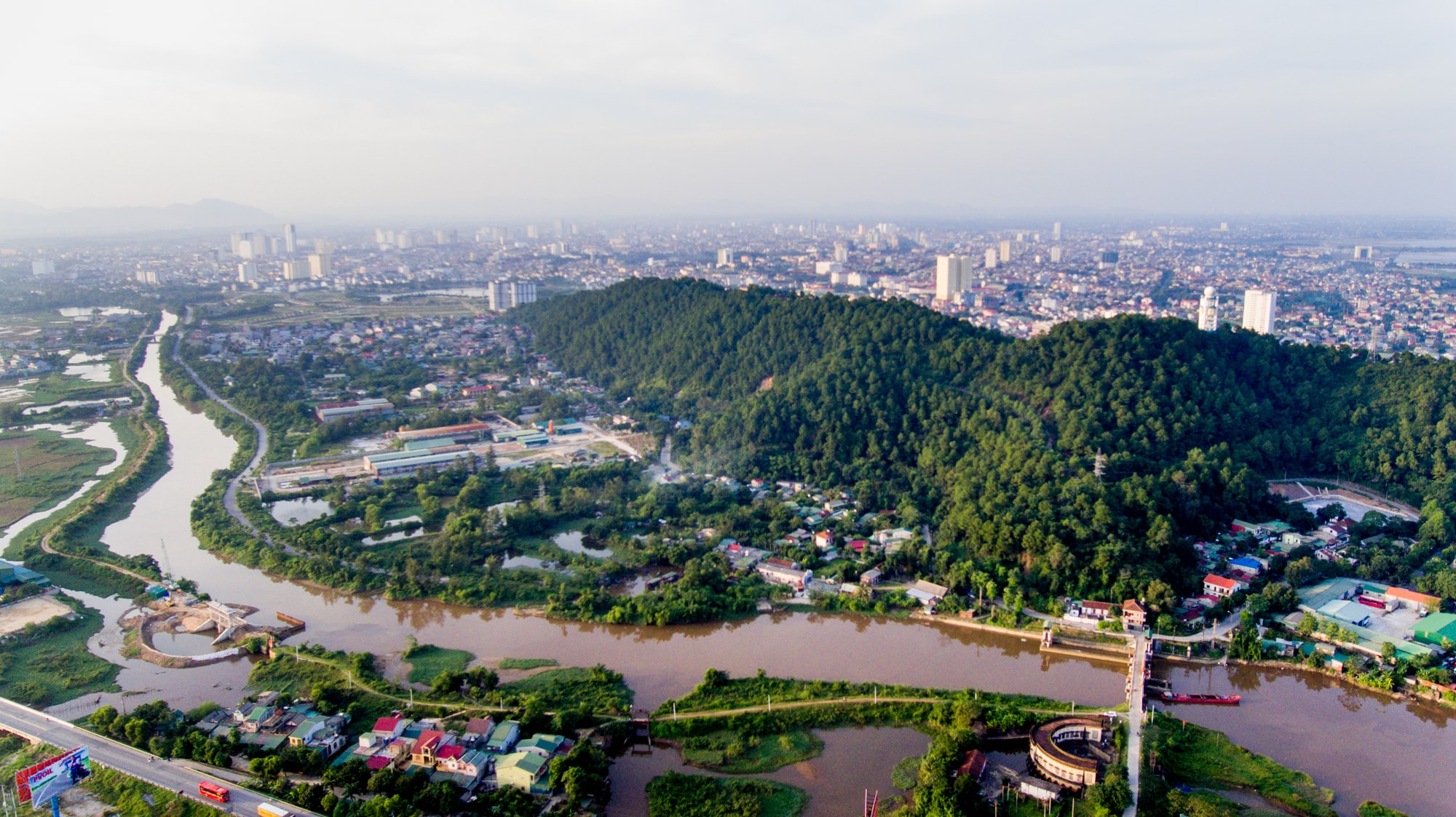 Sông Vinh nhìn từ trên cao. Ảnh: Thành Cường.