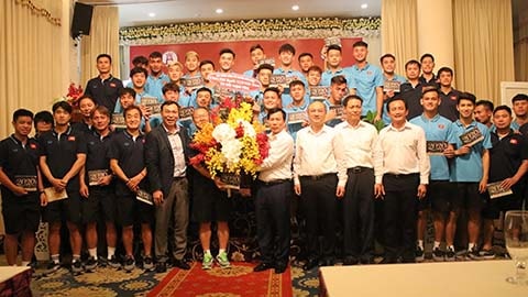 Nhân dịp này, Bộ trưởng Nguyễn Ngọc Thiện cũng đã tặng lì xì cho toàn thể các thành viên của U23 việt Nam nhân dịp năm mới.