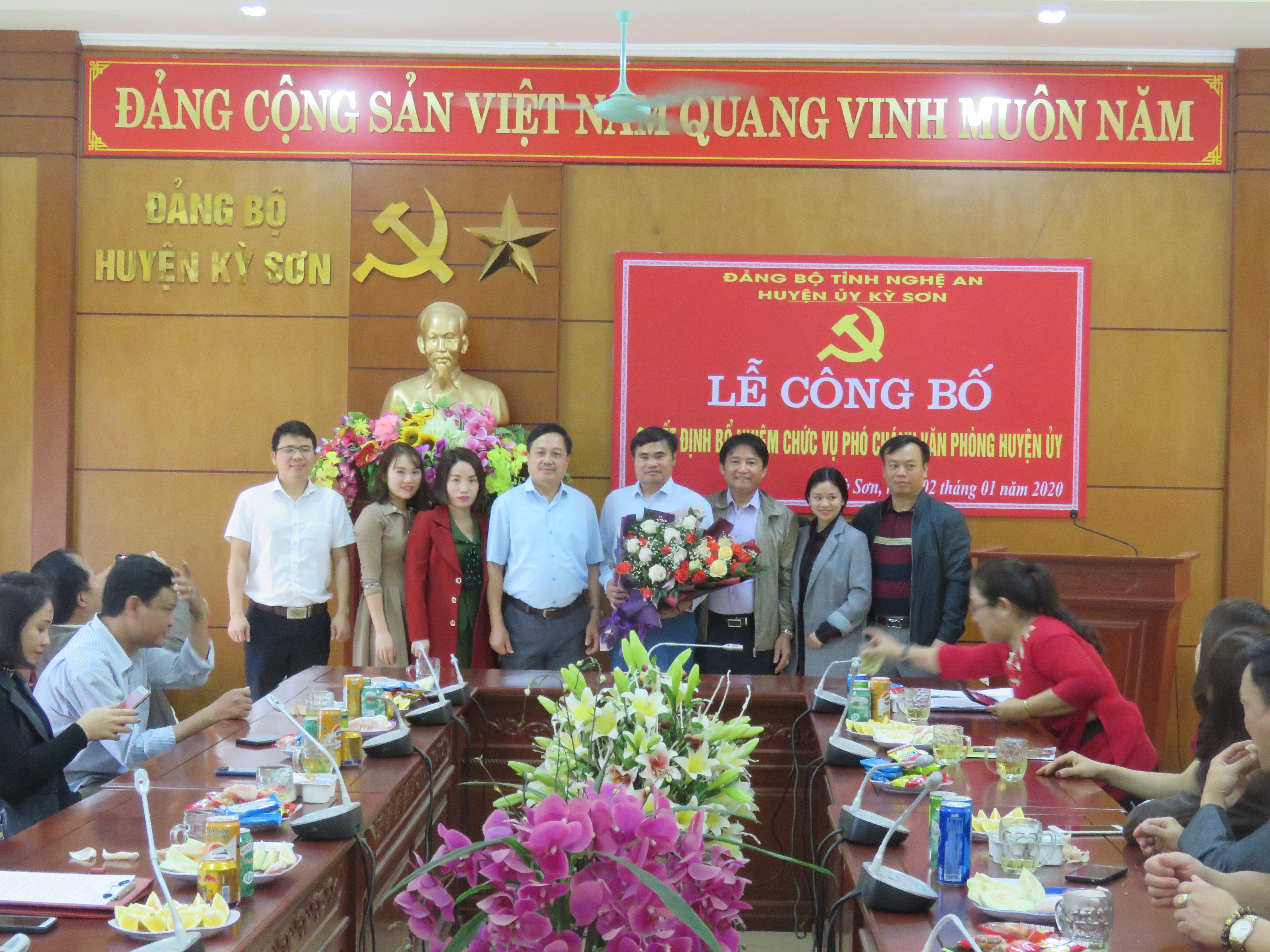 Lãnh đạo và nhân viên Cơ quan UBND huyện tặng hoa chúc mừng đồng chí Cao Huy Thông. Ảnh: Trần Đức 