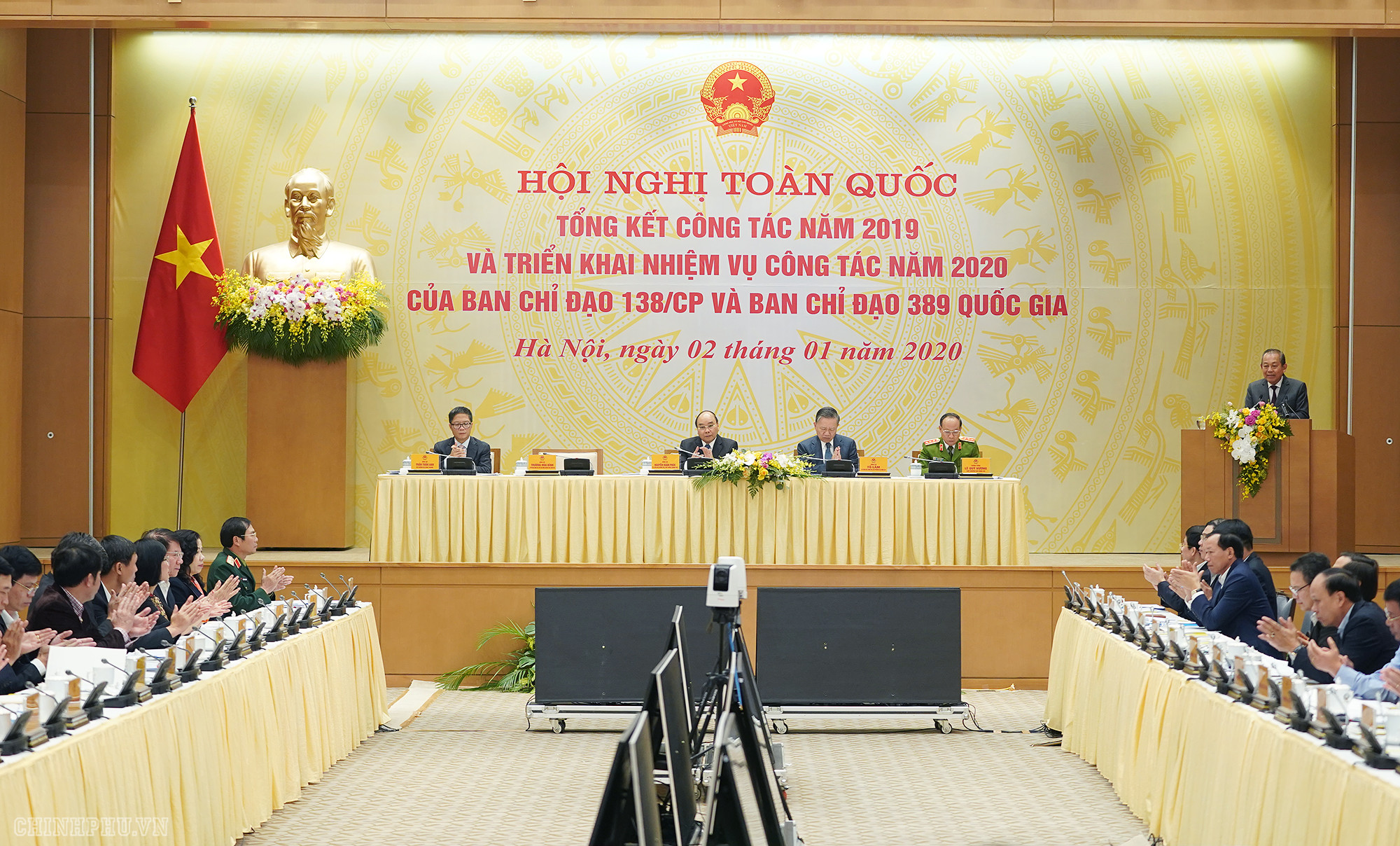 Thủ tướng chỉ đạo hội nghị trực tuyến tại điểm cầu Hà Nội. Ảnh: Quang Hiếu/VGP