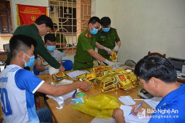 Lực lượng chức năng tổ chức lấy mẫu giám định số ma túy thu giữ được tại vụ án triệt phá đường dây ma túy, thu giữ 700 kg ma túy đá trên địa bàn Nghệ An. Ảnh tư liệu