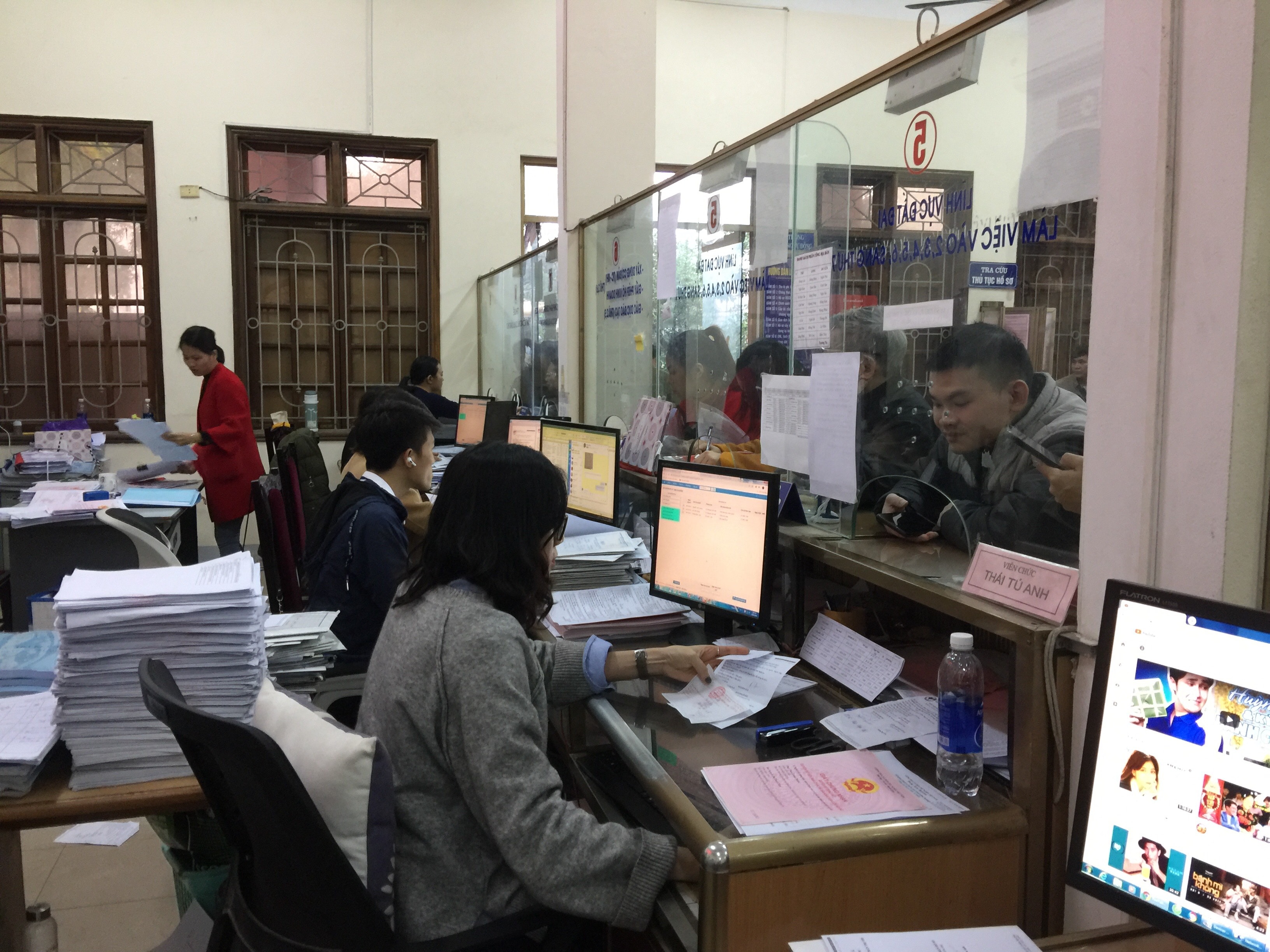 Cán bộ công chức bộ phận 1 cửa UBND thành phố Vinh trực tiếp nhận xử lý hồ sơ giao dịch cho người dân. Ảnh: Nguyễn Hải