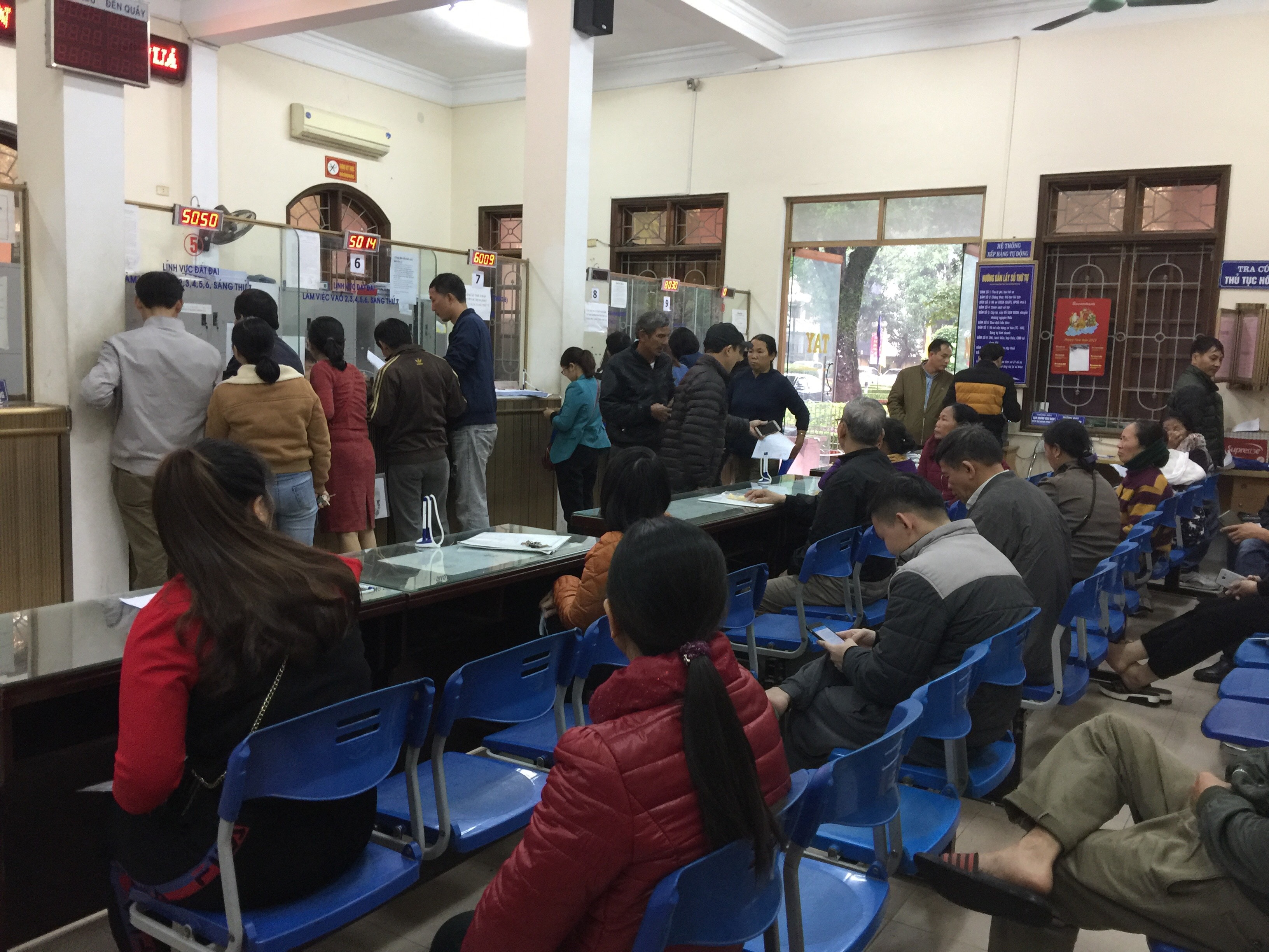 Mặc dù đã cuối ngày (02/1/2020) nhưng khá đông người dân đến giao dịch tại bộ phận một cửa UBND thành phố Vinh. Ảnh: Nguyễn Hải