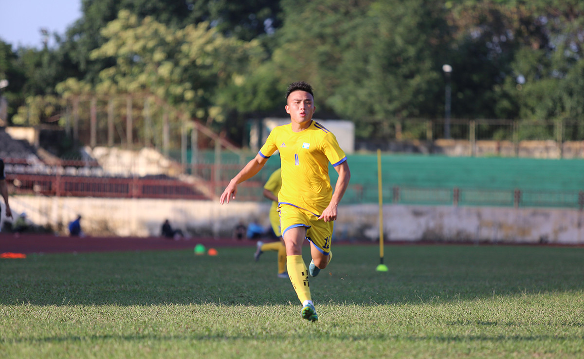 Tiền vệ chạy cánh Nguyễn Văn Việt là 1 trong 7 cầu thủ được lên đội 1 SLNA. Ảnh: Trung Kiên