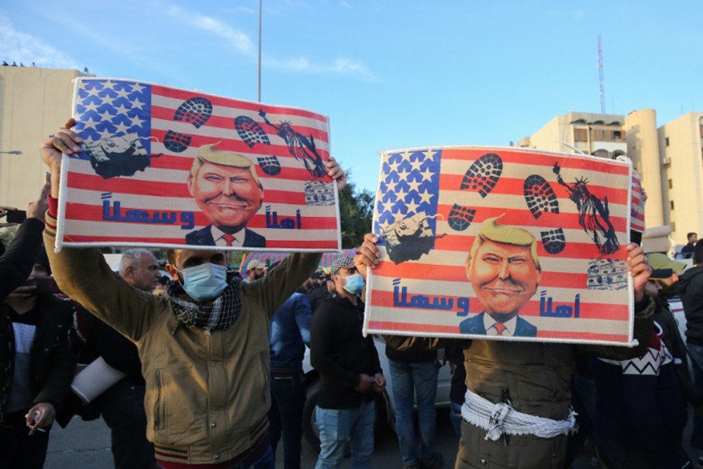 Đám đông biểu tình trước đại sứ quán Mỹ ở Baghdad hồi đầu tuần này. Ảnh: AFP