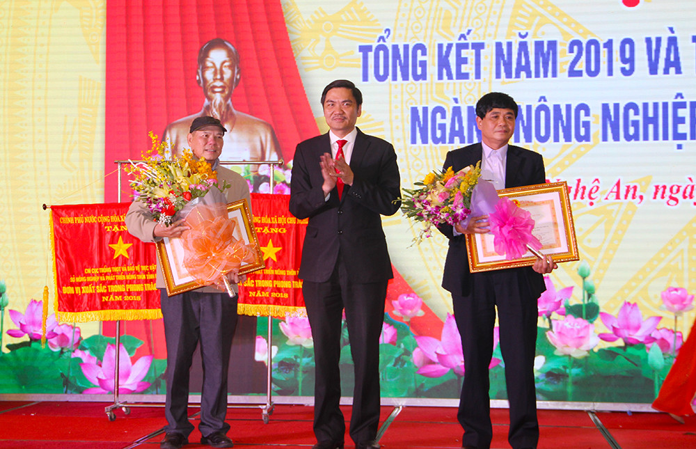 Các cá nhân nhận bằng khen của Thủ tướng Chính phủ. Ảnh: Phú Hương