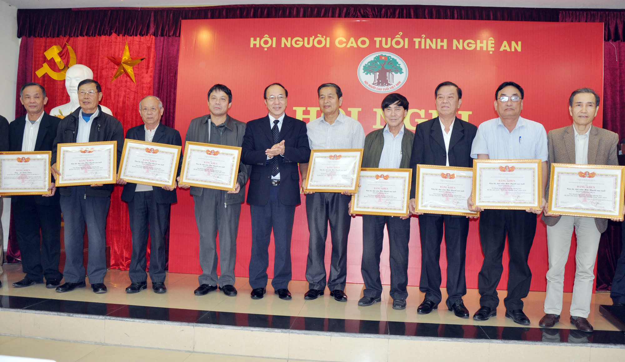 Đồng chí Nguyễn Hòa Bình – Phó Chủ tịch Hội Người cao  tuổi Việt Nam tặng Bằng khen cho các tập thể đạt thành tích xuất sắc. Ảnh: CK