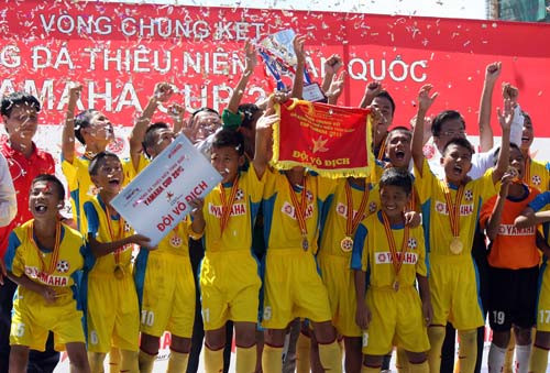 Lương Văn Hùng (số 10) cùng U13 SLNA ăn mừng chức vô địch. Ảnh: khampha.vn