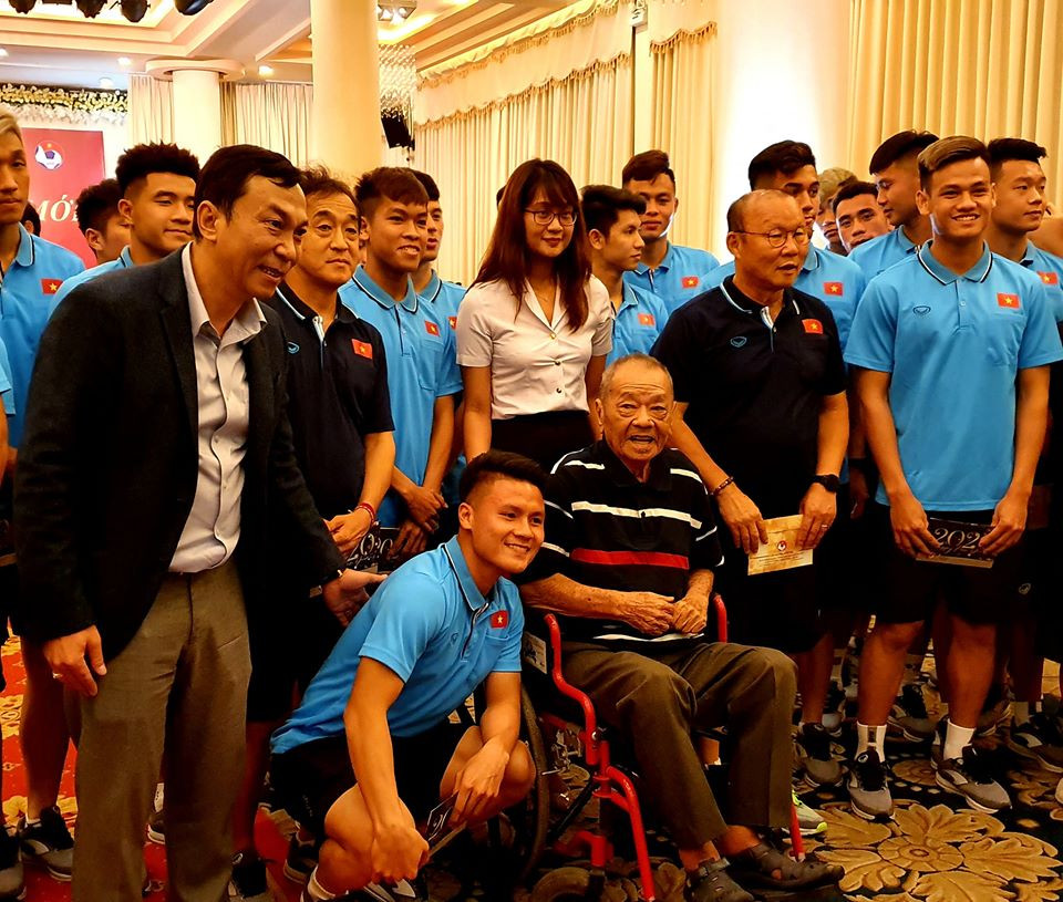 VFF đã mời bác Trần Văn Nhung, cầu thủ đã giành HCV SEA Games cách đây 60 năm đến giao lưu với BHL, cầu thủ U23. Ảnh Trần Song Hải