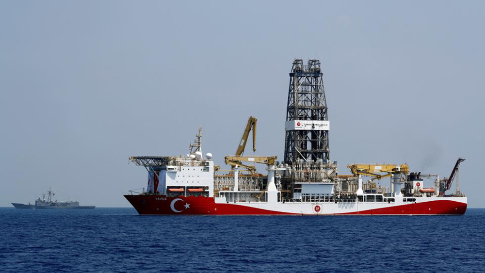 Một tàu khoan dầu của Thổ Nhĩ Kỳ tiến ra Địa Trung Hải, ngoài khơi đảo Síp, vào tháng 8/2019. Ảnh: Reuters