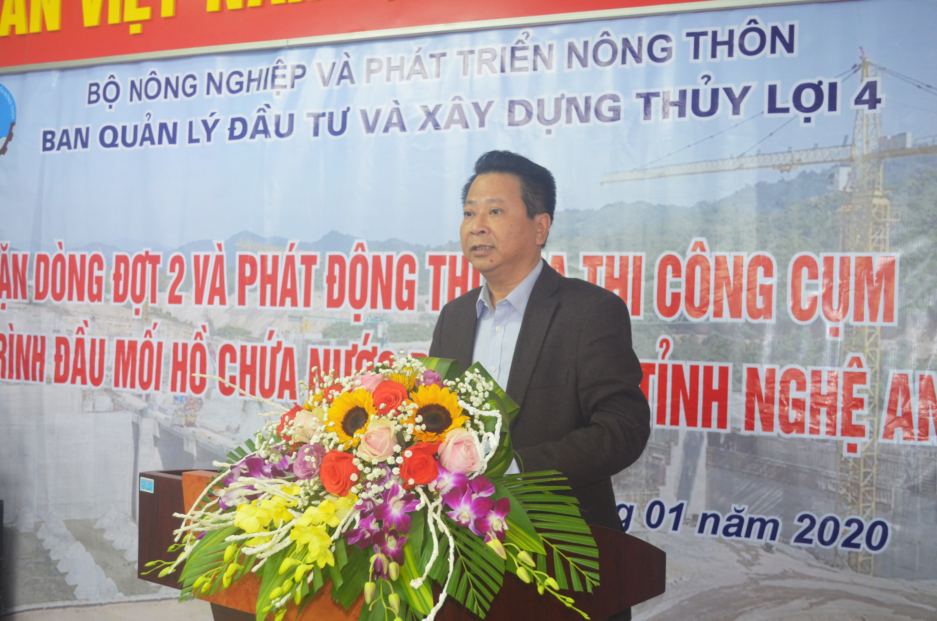 Cục trưởng Cục Quản lý công trình Nguyễn Hải Thanh phát động phong tráo thi đua và phát lệnh chặn dòng sông Hiếu đợt 2. Ảnh: Nhật Lân